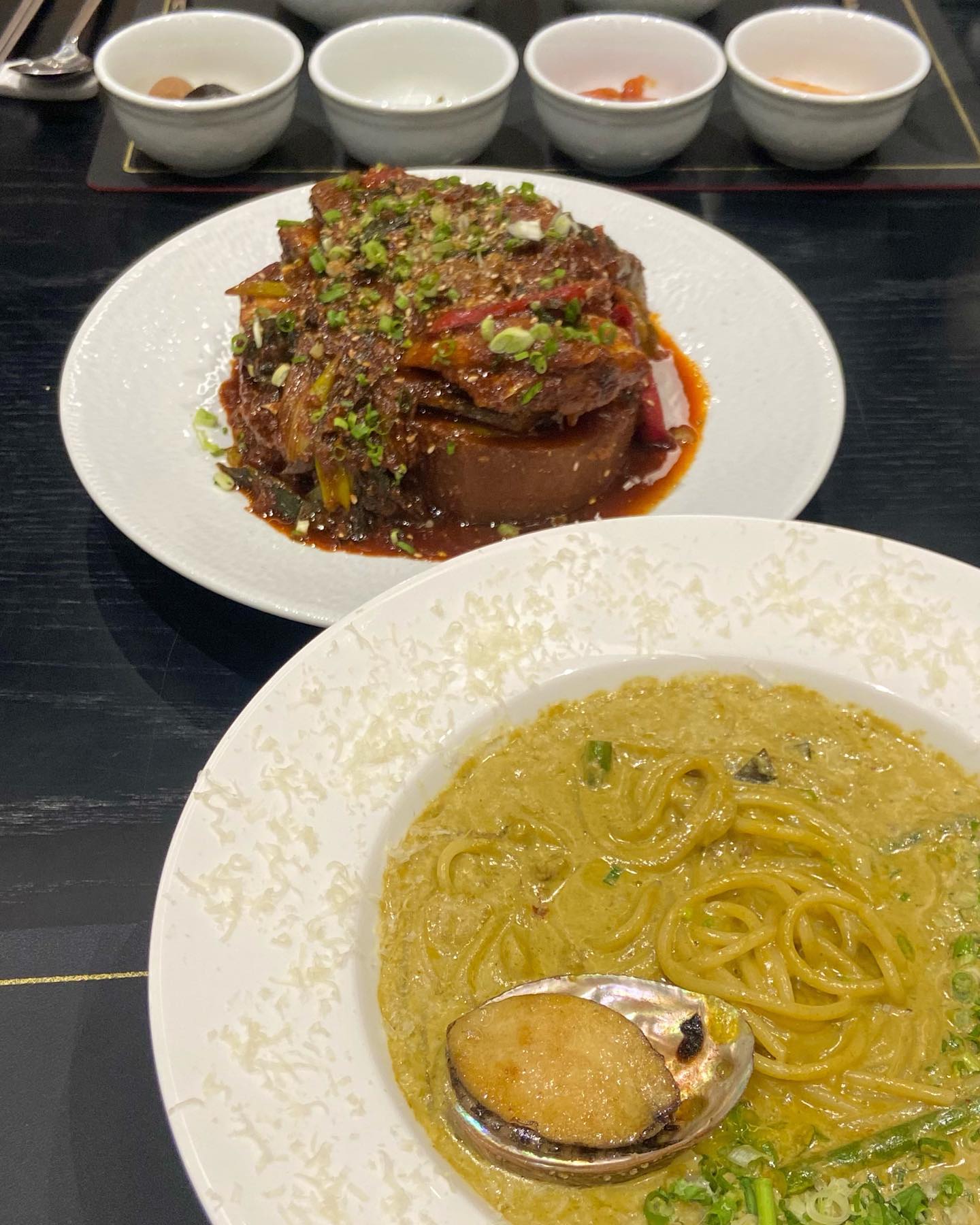 #협찬 인데 이번 제주여행에서 먹었던 것중 손에 꼽는 맛집🩵
#두도레스토랑 
제주도 야크마을 안에 있는 퓨전 레스토랑인데
게우크림 파스타, 한우 차돌박이짬뽕, 갈치조림 등등
제주의 로컬 식재료로 만들어낸 음식이 많았다.
파스타와 갈치조림의 조합이라니,, 신선하지만 얼마나 맛있는지🤤

갈치조림 감칠맛 대박이었고 크기도 커서 밥도둑..!
게우크림 파스타는 재료를 아끼지 않는 것이 느껴질만큼
소스가 아주 눅진하고 바다향을 가득 머금은 맛

분위기도 좋고 서비스도 좋아서
다음에 중문 호텔쪽에 묵는다면 무조건 재방문 각💚

바로 옆에 핫한 서울앵무새 카페도 있어서
같이 이용하면 좋을 듯💟

#제주중문맛집 #서귀포맛집 #서귀포레스토랑 #제주갈치조림 #제주도맛집 #제주맛집 #제주파스타 #제주도파스타 #제주여행 #맞팔 #선팔 #좋반 #좋아요반사 #제주핫플 #제주신상맛집
