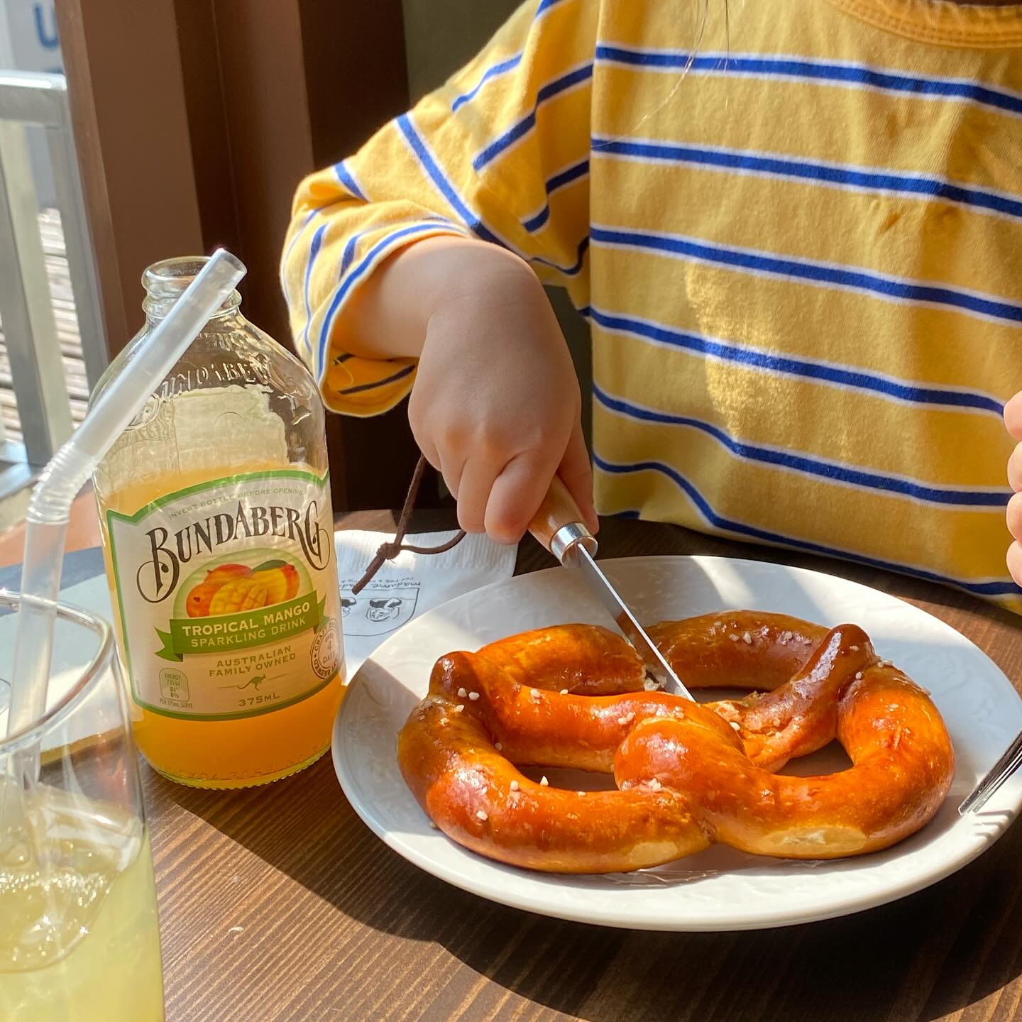 -
주말 아침 아린이가 프레즐 먹고 싶다길래 마담마담에서🥨
귀여운 길냥이도 만나고 꽃님이 산책까지 완료!
저녁은 초량 김종구식맛 치킨🫶🏻전기구이 얼마만????😍