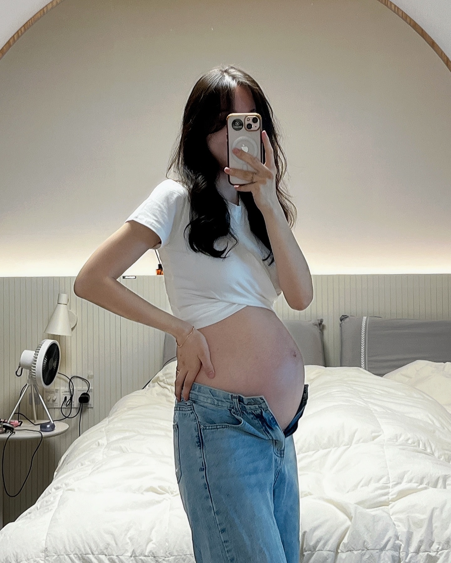8개월차 임산부 입성, 두둥 🫧 
#임신기록 #주수기록 #28w 

시간이 언제 흐른건지
벌써 8개월차라는게 믿기지 않아요
내 배 귀엽긴한데, 어쩌지 싶긴함 😅
돌아갈 수 있는 건가요

아!! 만삭촬영 조리원연계 취소할까해요
다들 하셨나요??

☑️ 8개월차 28w / 24.8.29
- 몸무게 56kg (7kg 증가)
- 야식을 끊을 수 없음, 식욕이 증가 이슈
- 겨드랑이 주름에 착색이… 그냥 주름이 검은 선으로 😂
- 환도선다 시작인 듯, 엉덩이뼈가 뻐근🤣
- 새벽에 그만 깨고싶음 3번이상 잠에서 깸
- 다리가 자주 저려서 마사지 필수
- 이제 아가방 구미기를 좀 해야할텐데…

저는 오늘부터 며칠간 제주도 가요✈️
친척 결혼식 있어서 겸사겸사 며칠 더 놀다오겠습니당 

#제주도여행 #태교여행 #8개월차임산부 #임신후기 #임신8개월차 #만삭크롭티 #임산부소통 #임산부코디 #임산부일상 #크롭티코디 #만삭촬영