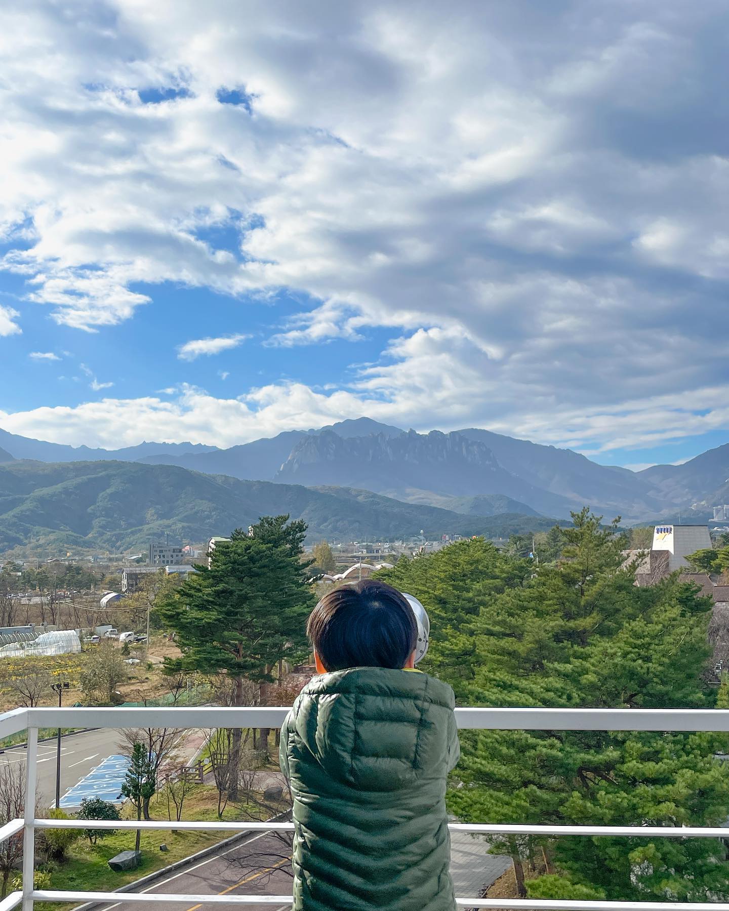 설악산 + 울산바위 뷰
아주 제대로 즐길 수 있는 곳 🤍

망원경으로 보면 울산바위 바위까지 볼 수 있다 ⛰️
더 높은 전망대도 따로 있지만 개인적으로 여기가 더 좋았음..! 

윤이들 때매 왔지만 엄빠두 힐링해따 😊

다음피드에서 계속...🧡