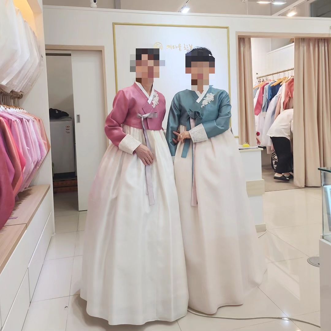 한복피팅 넘 고우셨던 우리 어머님들😀
건강관리 잘하시고, 식날 뵈어요

규수당 1층에 있는 #예다움한복

#영등포한복#영등포한복대여#규수당문래점#서울한복대여#jk아트컨벤션