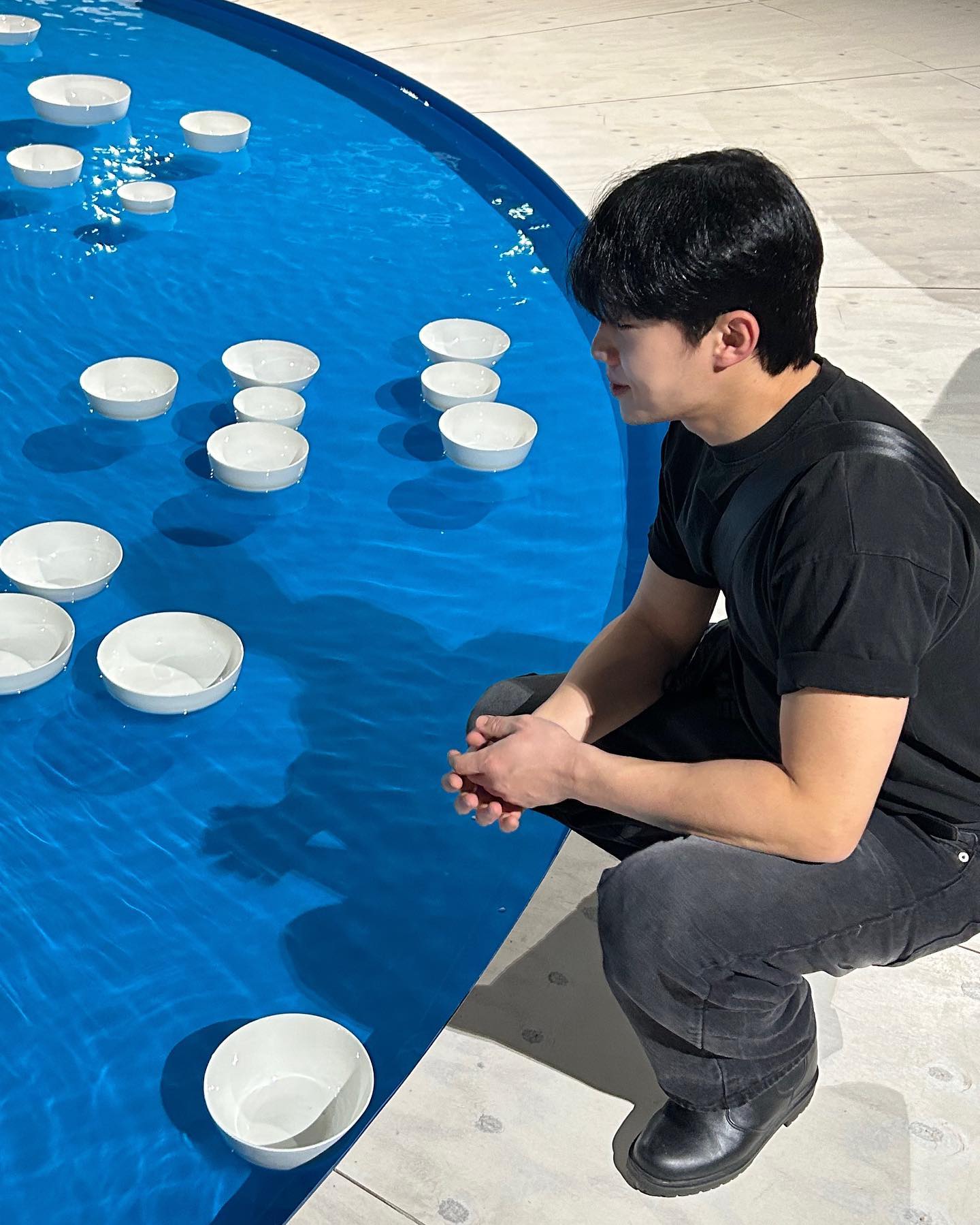 광주에 간다면 꼭 들렸다 가야할
전시회 ’ 디어바바뇨냐/이음지음/가이아의도시 ‘
.
.
현재 문화전당에 가면 무료로 관람할 수 있는
세 가지 컨셉의 전시회. 저는 사실 마지막
가이아의도시는 관람을 못하고 앞에 두 가지만
관람을 하고 왔어요. 이게 무료로 관람을 해도
되는 지 의문이 들정도로 정말 볼거리 그리고
체험거리가 가득 했던 전시회인데요. 이미 사람들의
입소문으로 ” 그동안의 전시회 중 가장 예쁘다. “ 라는
알이 돌정도로 저또한 그만한 말이 나올만하다라는
느낌을 받았어요. 저처럼 사진에 진심이신 분들이
가면 환장하고 사진 찍고 올만한 곳이니 기회 되면
꼭 다녀오세요. 두 번 다녀오세요.
.
.
🔹전시회 정보
주소 : 국립아시아문화전당 문화창조원 복합전시 2관
운영시간 : 화,목,금,일 오전10시~오후6시
수,토 오전10시~오후8시
휴관 : 월요일
기간 : 24.07.21까지
입장료 : 무료