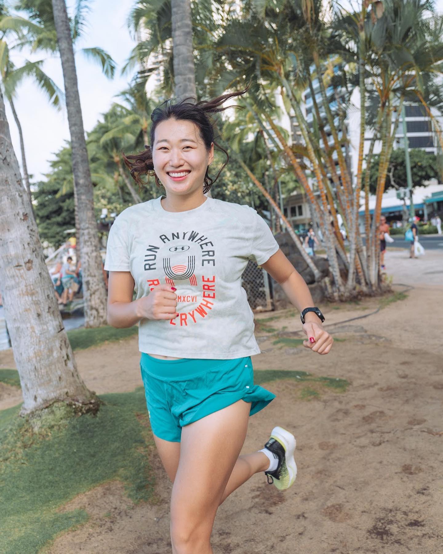 하와이 러닝 사진 🏃🏻‍♀️💙

한국오고서는 집밖조차 못나가고 있지만 (너무 추워서) 
하와이에서는 마라톤 다음날 러닝사진도 찍고 그 다음날 조깅도 했다구요,,🩵

진짜 예쁜 사진 영상 많이 찍었는데
막판에 휴대폰이 고장난건 너무 억울하지만
그래도 행복했던 하와이,,🌺

다음 해외마라톤도 런콥이랑 가야지 👉🏻👈🏻🤍

📌머리부터 발끝까지 underarmourkr 
(신발은 2024 한국 발매 예정이래요) 

📸 greatjung.fotog

#마라톤 #하와이 #하와이여행 #하와이마라톤 #호놀룰루마라톤 #호놀룰루 #하와이스냅 #런쫑세상_하와이 #와이키키 #다이아몬드헤드 #런쫑세상_마라톤 #풀코스 #풀코스마라톤 #honolulu #honolulumarathon #hawaii #hawaiimarathon #waikiki #waikikimarathon #해외마라톤 #런트립 #마라톤여행