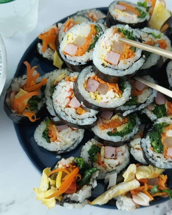 오랜만에 집에서 만드는 김밥

김밥에 빠질 수 없는 사이디와 컵라면까지ㅋㅋ
맛있당 ㅋㅋ

쭈아 오면 저녁에도 또 먹어야지 ㅋ

#집김밥만들기 #흥김밥