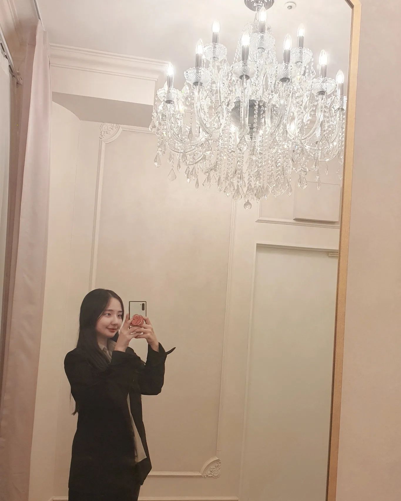 #협찬
[월드컵컨벤션]

2000평 규모에 품격있는 특급 호텔 예식을 모티브로 한 일반 웨딩홀 2배 가량의 풍성한 생화장식을 자랑하는 월드컵컨벤션 웨딩홀이에요
하늘공원, 평화의 공원 등 사계절의 숲세권이라 창밖으로 자연광이 잘 들어오는 파크뷰에요
유니크한 곡선형의 32m 버진로드와 신부입장 전 홀 내 신부가 대기하는 히든 스테이지 공간이 있어서 일생에 한번 주인공이 되는 날, 더 특별하게 예쁘게 담길 수 있어요
강남 상록아트홀, 구로 지타워컨벤션, 부천 MJ컨벤션, 안산 AW컨벤션 총 4군데의 계열사를 보유하고 있으면서 타 웨딩홀과는 다르게 네이버 예약으로도 간편하게 상담 예약이 가능해요
상담하고 당일 계약을 하면 식대 이외에 별도로 발생하는 음주류 6,000원을 무료로 제공한대요! 보증인원 최소 150명이니까 150만원 상당의 큰 혜택이죠 이거 놓치지 않으려면 다른 웨딩홀투어 해보고 마지막 순번으로 방문해보는게 좋을것 같아요!
홈페이지에 체크리스트에서 전반적인 예식 가이드를 참고할 수 있어요
홀이 두개지만 두 홀의 접수대가 분리되어있어서 고객 동선도 편리하고 현금인출기를 3대나 보유하고 있어서 하객들도 편리하답니다 (현금인출기는 그랜드볼룸 접수대쪽 문 밖으로 나가면 바로 있어요)

결혼식에 가면 하객 입장으로는 밥과 교통만 좋으면 아주 좋게 기억된다고 하는데요, 월드컵컨벤션은 파노라마 파크뷰를 선사하는 1100석 대규모 연회장에서 하객을 특별하게 대접하는 약선요리, 전가복, 어향동고 등 고급특선메뉴와 140여가지의 뷔페메뉴가 있어요 결혼식은 부모님 손님들이 많이 오시는데 한식찬이 잘되어있어서 어른들도 만족하실것 같아요
혼주 VIP룸이 별도 마련되어있고 와인 1병을 무료 제공해서 예식 후에 혼주님들께서는 따로 자리할 수 있어요
당일 계약시 모든 음주류가 무료 제공이라고 했잖아요~ 막걸리와 생맥주기계가 있어서 주류도 아주 잘 되어있답니다
셰프 조리장 추천메뉴 메밀 너무 맛있더라구요 가시면 꼭 한번 드셔보세요ㅎㅎ
두 홀이 같은 연회장을 쓰는데 하객들이 입장할 때 직원이 예식 시간을 여쭤보고 자리를 안내해줘요
교통도 아주 편리해요! 6호선 월드컵경기장역 2번출구에서 도보 3분거리라 대중교통으로도 편하고
동시주차 900대가 되는 주차장도 있으니 자차끌고 와도 주차 걱정 없어요
서울월드컵경기장 서문 진입후 서측 1,2 주차장을 이용하면 되는데 네이버에 상암월드컵컨벤션으로 검색하면 정확한 주차장 안내를 받을 수 있어요 다만 홈플러스 주차장은 무료주차 불가하니까 웨딩홀 주차장을 이용하는게 좋겠죠!

#광고 #월드컵컨벤션 #상암웨딩홀 #일산웨딩홀 #마포웨딩홀 #사진잘나오는웨딩홀 #월드컵컨벤션주차 #신상웨딩홀 #뷔페맛집 #생화장식 #밝은웨딩홀 #가든웨딩 #파크뷰 #꽃향기 #웨딩홀 #임페리얼볼룸 #그랜드볼룸 #파주웨딩홀 #영등포웨딩홀 #서울웨딩홀  #가든웨딩홀 #DMC웨딩홀