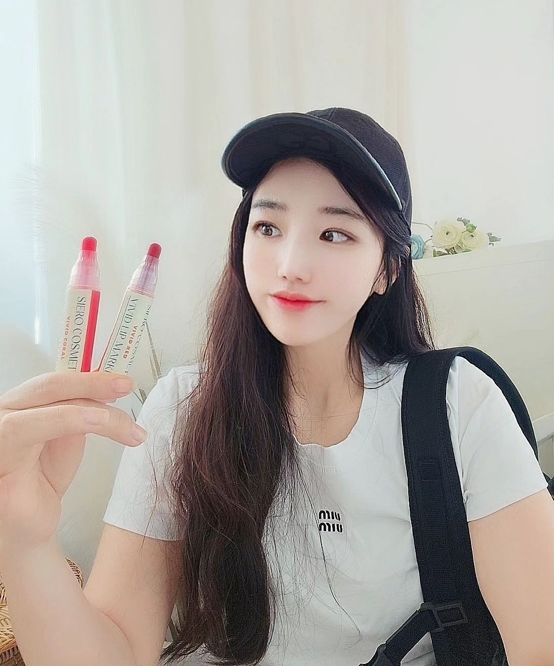 #협찬

입술에 컬러를 제대로 입혀주는 
선명하면서도 지속력 좋은 립제품 #마커틴트 !!💄
⠀

밥먹고 커피마신 다음에도 컵 잔에
자국이나 묻어남이 없어서 더욱 선명하고
맑은 느낌으로 오래오래 유지되어 
예쁘더라고요? 단독 발라도 좋은데 
글로스나 글로시 틴트랑 같이 조합해도 좋아욤.

💋 입술 매력컬러 ㅎㅎㅎ
⠀
친환경 패키지와 비건 인증까지 받은 착한 립마커
8월 30일~9월 5일까지 올영세일 기간동안
온라인몰에서 만나 보실수 있고, 추가 할인 쿠폰행사까지
진행중이라니 참고하세요. 
⠀
https://www.oliveyoung.co.kr/store/goods/getGoodsDetail.do?goodsNo=A000000209460&t_page=%ED%86%B5%ED%95%A9%EA%B2%80%EC%83%89%EA%B2%B0%EA%B3%BC%ED%8E%98%EC%9D%B4%EC%A7%80&t_click=%EA%B2%80%EC%83%89%EC%83%81%ED%92%88%EC%83%81%EC%84%B8&t_search_name=%EB%B9%84%EB%B9%84%EB%93%9C&t_number=1&dispCatNo=1000001000200060003&trackingCd=Result_1
.
.
sierocosmetic
#올리브영립마커 #올영립마커 #립마커추천 #물틴트 #틴트마커 #마커틴트 #립타투 #지속력좋은틴트 #립마커 #올리브영립틴트 #올영틴트 #시에로 #시에로코스메틱 #코시에로 #비비드립마커 #립마커 #lipmarker #siero #sierocosmetic #oliveyounglip #oliveyoungmarker #tintmarker #markertint