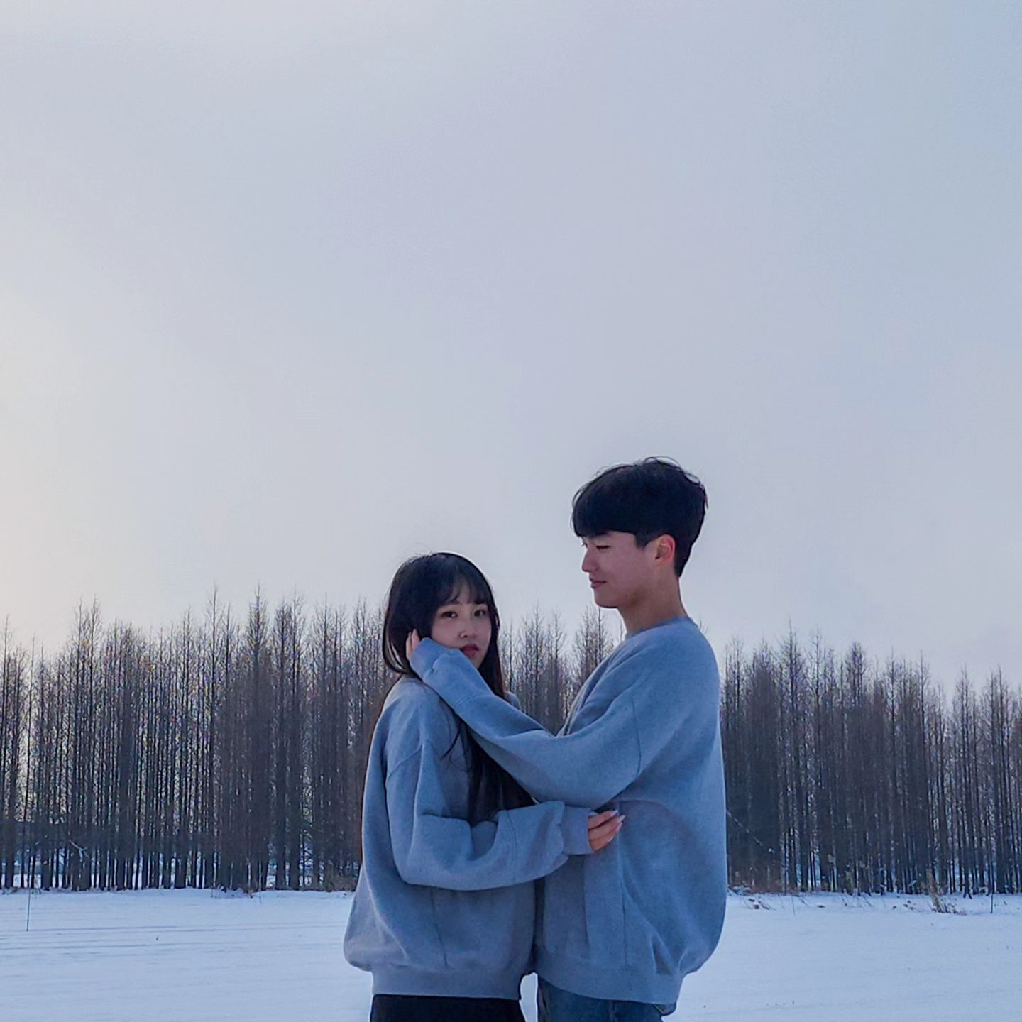 ❄️
3년만에 다시온 군산 옥녀교차로 나무숲
그땐 초록초록했는데
이제는 겨울겨울하당
발이 엄청 깊게 빠져서 부츠  신의 한수!
눈이내렸다 그쳤다해서
어두운건 아쉽,..
.
.
#군산여행 #군산 #군산옥녀교차로
#옥녀교차로 #커플스냅 #커플룩 #겨울스냅