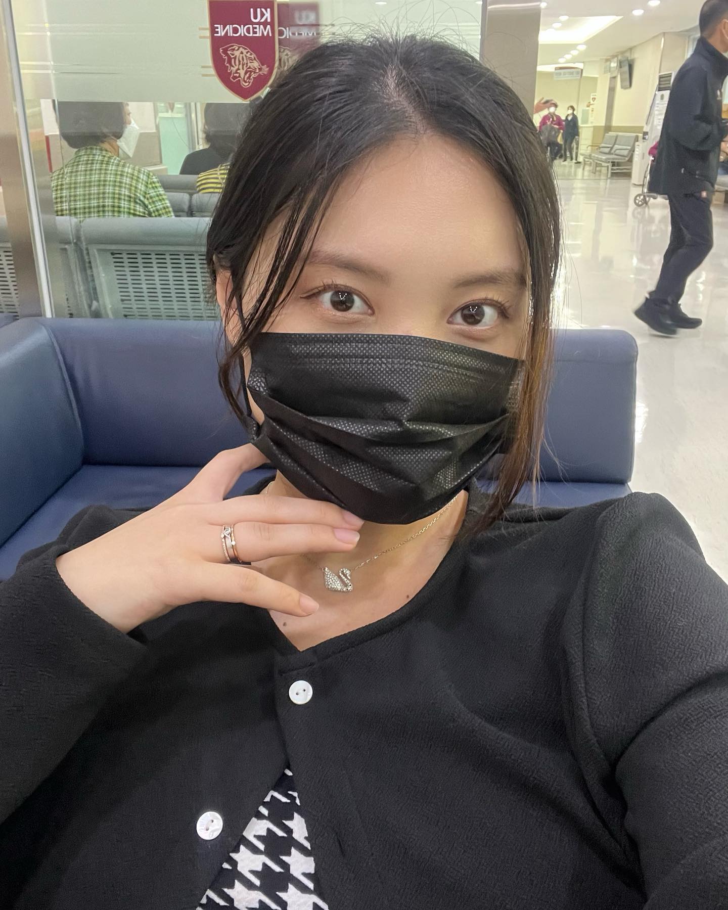 오랜만에 화장하고 외래진료~
유지는 잘하고 있지만 양수부족으로 다시한번 경고가🚨
다음 외래때까지 3주간 외출도 금지,서있기금지,오랫동안 앉아있기금지, 물많이먹기..누워만있기..처방을 받았다
엄마되기 너무 힘드네🥹
이제는 몸도 부어서 반지도 꽉끼고 
누웠다 앉는것도 힘들다 ㅎㅎ
그래두 꼬물거리는 뚜랑이보면 행복그자체
앞으로13주만 더 홧팅!!!
#26w3d