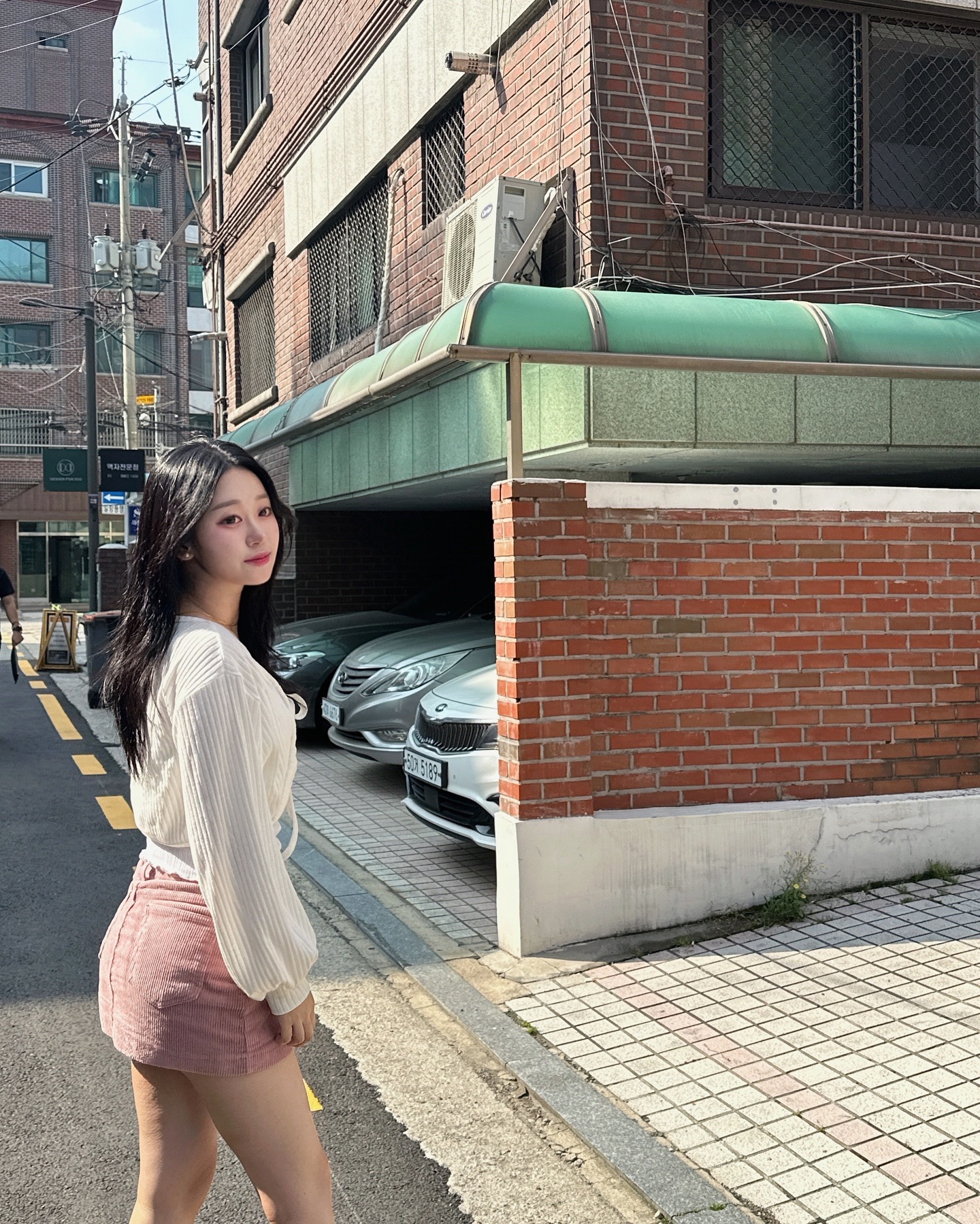 이상한 구도로 찍어쥬는 나에 칭구들. 
그리고 oHㅁH한 표정으로 서있는 ㄴr..🥵
아몰랑