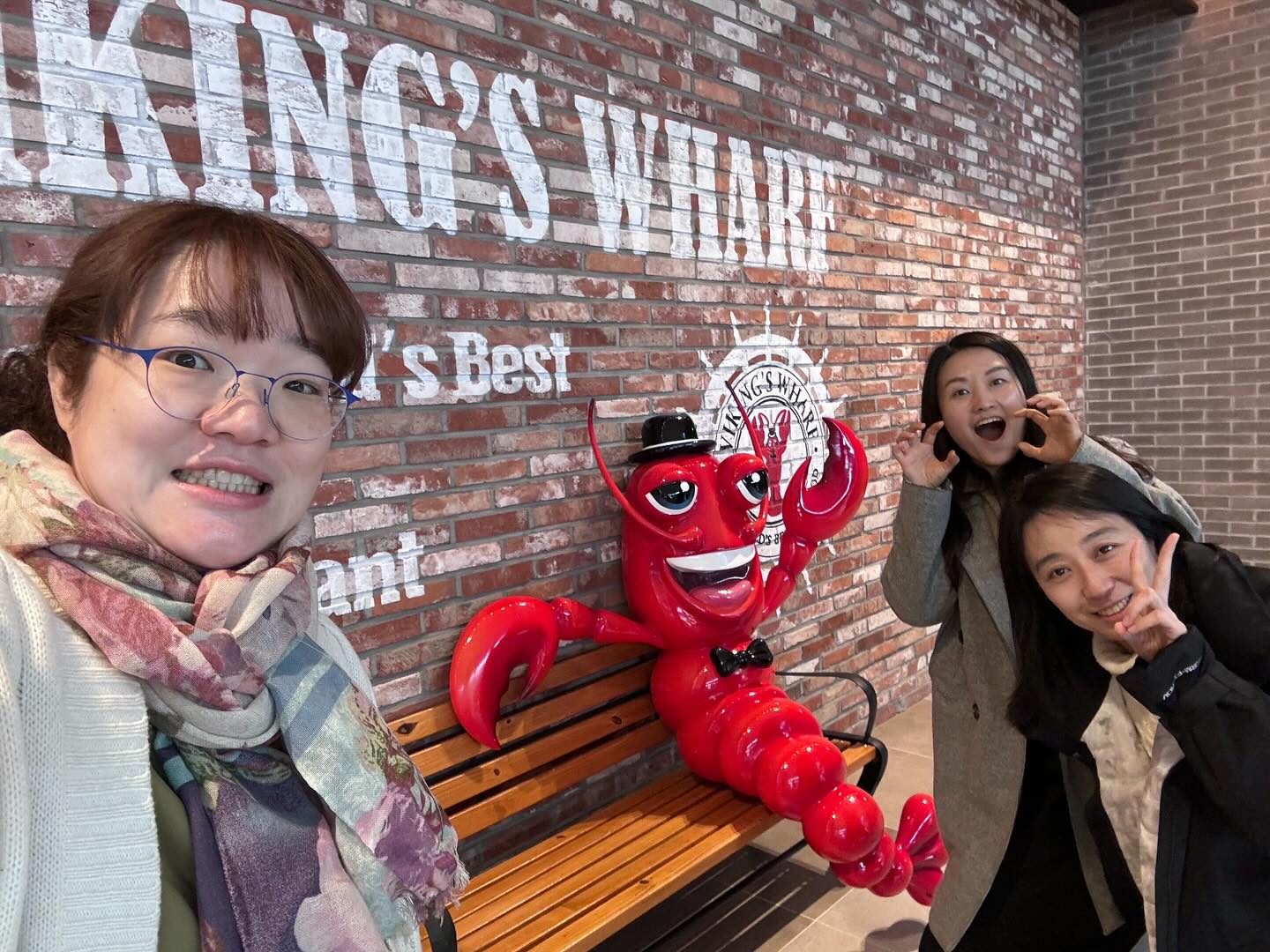 아줌마셋! ㅎㅎ

연가를 내서라도 꼭  한번은 와보고 싶었던곳
’바이킹스워프‘ 

사실 많이 먹고 올랬는데 랍스타는 3마리가 한계인가보다!
(배가 크다 생각했는데 스테이크 못먹은 내 배를 원망 ㅋㅋㅋㅋ)
역시 평일점심이 짱짱!! +ㅁ+ 
음식때문에 스트레스 받는 웨이팅없이
부지런히 가져다 먹을 수 있었던 시간! :D

푸짐하게먹고
드라이브도하고 
인생네컷도찍어보고 (미식일상은 조명별로🙄🙀)
마사지도 받고 
앨리스도넛사서 귀가 ㅋㅋㅋㅋ

하루 끝났네🤦‍♀️

호호호, 
연가 이정도면 쓸만하징! 
암요, 암요~ ㅎㅎ ♥️

우리 언니들 고마웡 쌍따봉👍👍👍

#부산바이킹스워프, #랍스타뷔페, #미식일상2층, #연가의하루
,#즐거운시간 , #좋은사람들과행복한시간💕#수수수_0117