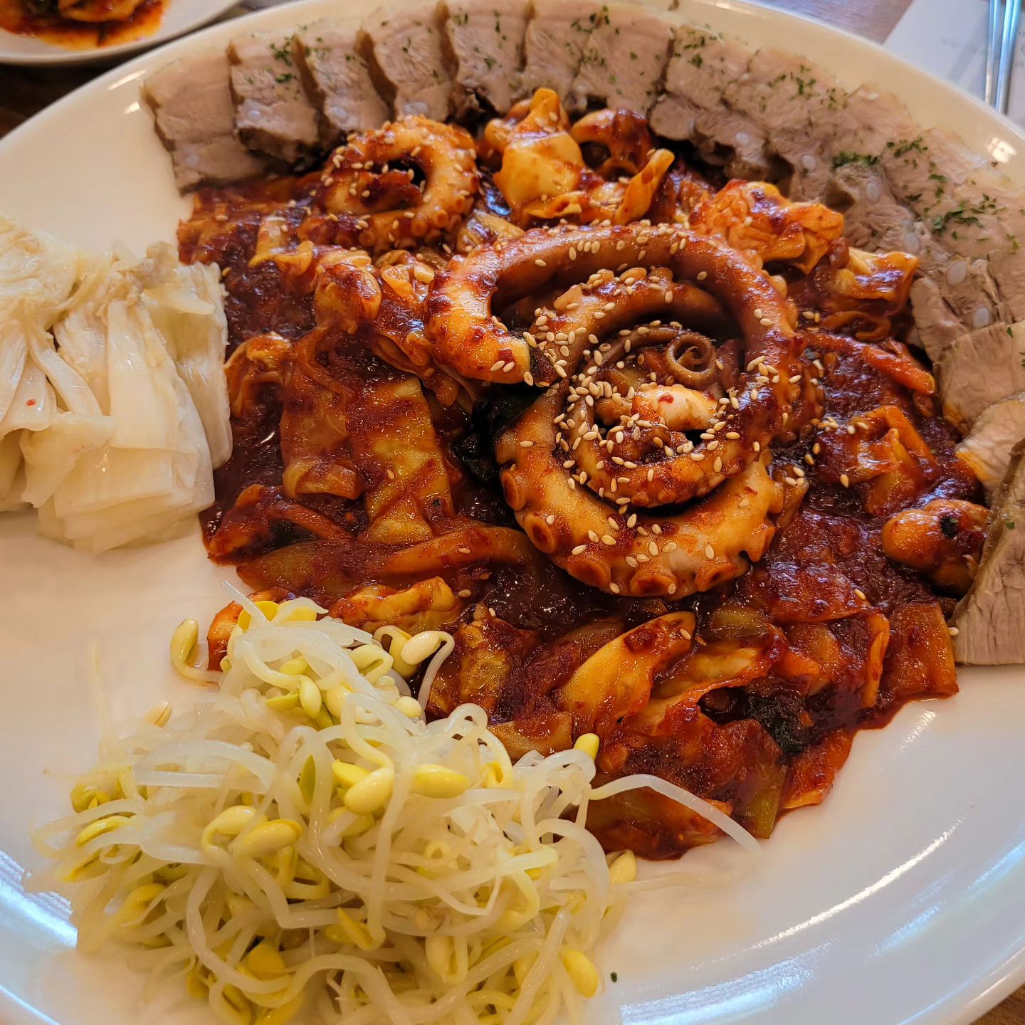 울 님들 맛저하셨나용?!!!❤️
⠀
저는 무조건 한식파 !!!!

주에 3회이상은 매콤한 거 먹어줘야 사람 사는 기분,,
그래서 오늘은 낙지보쌈 픽 🙊
⠀
⠀
⠀
#저메추 #동네맛집 #맛스타그램 #맛집스타그램 #맛집추천 #오늘의맛집