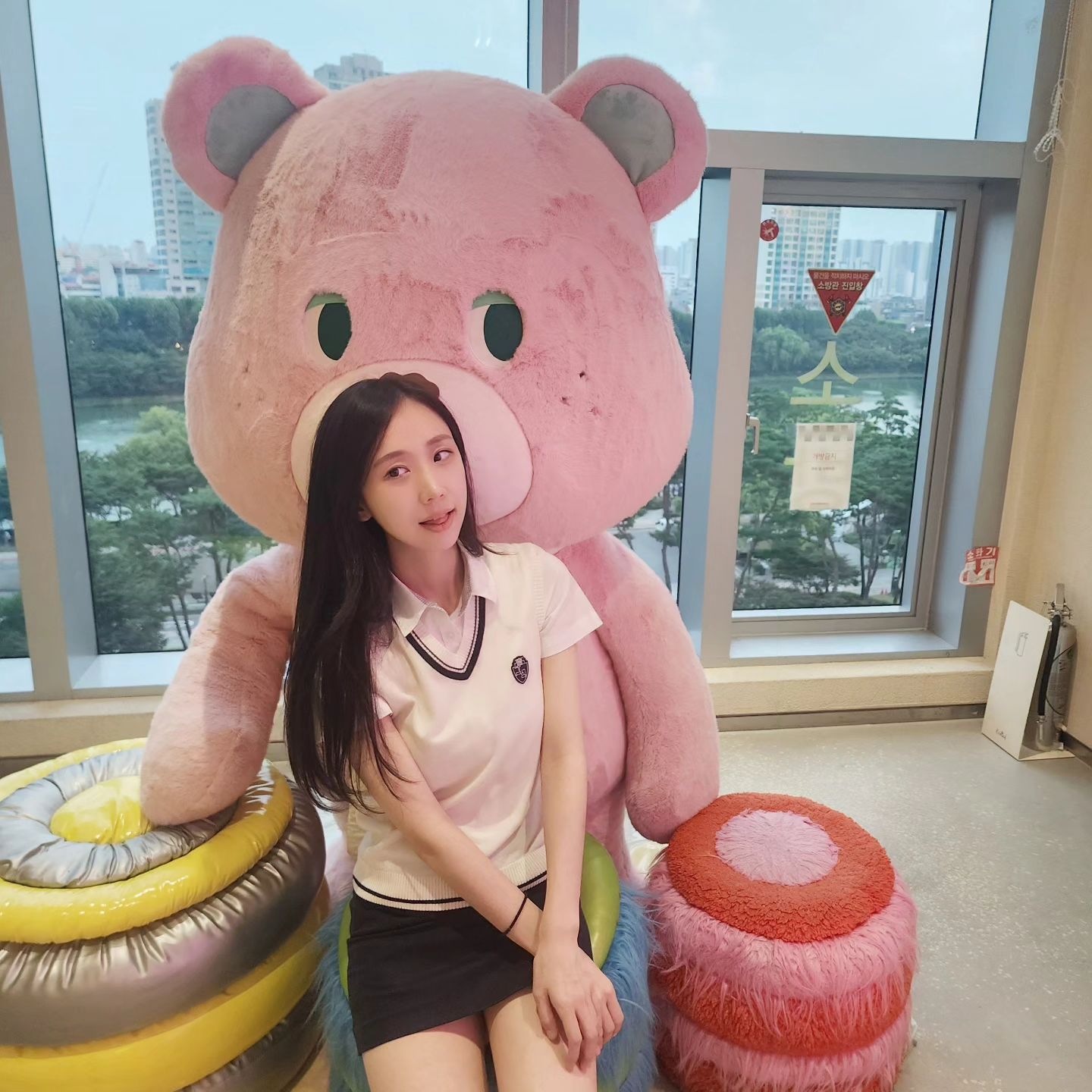 #협찬 
교복대여 2인 40.0
보증금 2인 20.0

그동안 파스텔톤의 핑크🩷 스카이블루🩵 교복만 입어와서
이번엔 색다른 변신😎
도도하게 시크하게(?) 치마 짧게 줄인 노는언니 컨셉🙋‍♀️
깔끔한 네이비 스커트가 너무 마음에 들어😏
날씨도 많이 풀려서 조끼는 처음 입어본다규🫡
교복 입으니까 학창시절이 그립다 역시 한국교복은 예뻐😍
하루종일 입고 다니니 젊어진것 같아서 기부니가 좋았다😄
내가 제일 좋아하는 노티드도 갔지롱😋

🎈감성교복 롯데월드점 (서울 송파구 올림픽로 240 롯데월드어드벤처 외부 지하1층)
gamsunggyobok_lotteworld_
☎️연락처: 02-796-6854
⏰️매일 09:00 - 21:30

#감성교복 #롯데월드 #롯데월드교복 #교복스타그램 #교복데이트 #갬성사진 #교복대여 #감성교복롯데월드점 #놀이공원데이트 #교복샷 #인생샷 #교복대여가격 #롯데월드 #롯데월드교복대여