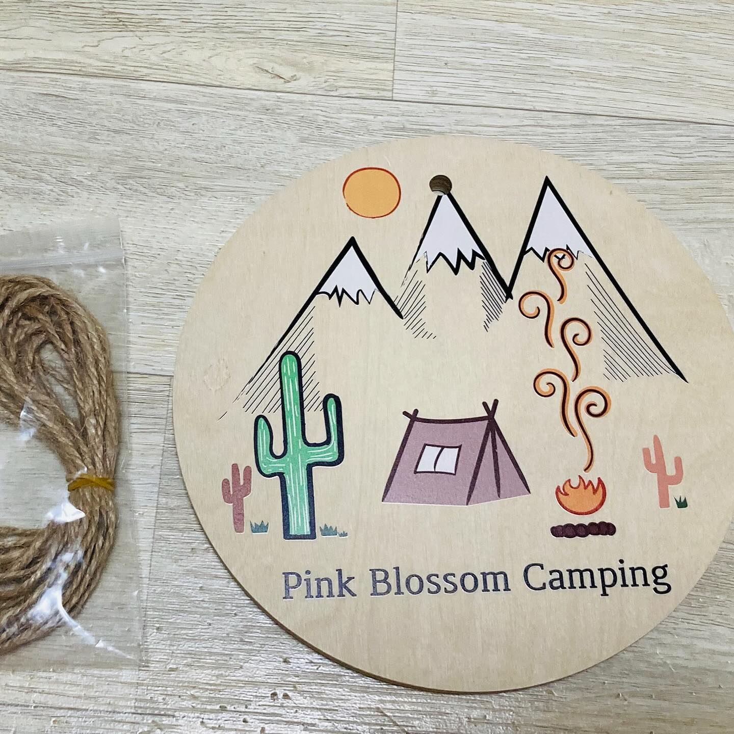 “업체로부터 제공받은 제품입니다”
👉🏻 https://smartstore.naver.com/diy_nara/products/8440914478

🎀감성 팻말 캠핑문패  미니간판 🎀

🌸 감성 가득한 핑크 블러썸 캠핑 문패 후기
캠핑을 갈 때마다 나만의 캠핑 사이트를 특별하게 꾸미고 싶은 마음이 있었어요. 그래서 찾은 것이 바로 핑크 블러썸 캠핑 문패! 심플하면서도 감성적인 이 문패는 캠핑 분위기를 한층 업그레이드해 주는 완벽한 아이템이에요.

🍂 감성 충만한 디자인
핑크 블러썸 캠핑 문패 미니간판 은 자작나무 합판으로 제작되어 자연스럽고 따뜻한 느낌이 가득했어요. 문패에는 원하는 영어 문구를 새길 수 있어서 제 캠핑 팀 이름인 ”Pink Blossom Camping“을 넣었답니다. 글씨체도 깔끔하고 세련돼서 멀리서도 눈에 잘 띄고, 은은한 우드 컬러와 너무 잘 어울리더라고요.

🎨 다양한 디자인 옵션
이 문패의 매력은 다양한 디자인 선택지가 있다는 점이에요. 심플한 텍스트만 있는 것부터 아기자기한 캠핑 아이콘이 추가된 스타일까지, 개인 취향에 맞게 선택할 수 있어요. 저처럼 감성을 중요시하는 캠핑러들에게 정말 딱 맞는 제품이에요!

🏕 가볍고 튼튼한 자작나무 합판
미니문패  가벼워서 캠핑 텐트나 테이블 옆에 걸어두기 딱 좋았어요. 캠핑용 아이템인 만큼 내구성도 뛰어나고, 야외 환경에서도 전혀 문제없이 사용할 수 있었답니다. 게다가 설치도 너무 쉬워서 캠핑 초보자도 부담 없이 사용할 수 있을 것 같아요.

🌟 사용 후기: 감성 캠핑 완성!
직접 사용해보니 캠핑 공간의 분위기가 확 달라졌어요. 텐트 옆에 미니간판 문패를 걸어두니 사진 찍을 때도 포인트가 돼서 인스타그램 감성샷을 건지기 딱 좋더라고요. 친구들도 문패를 보고 너무 예쁘다고 칭찬했어요.