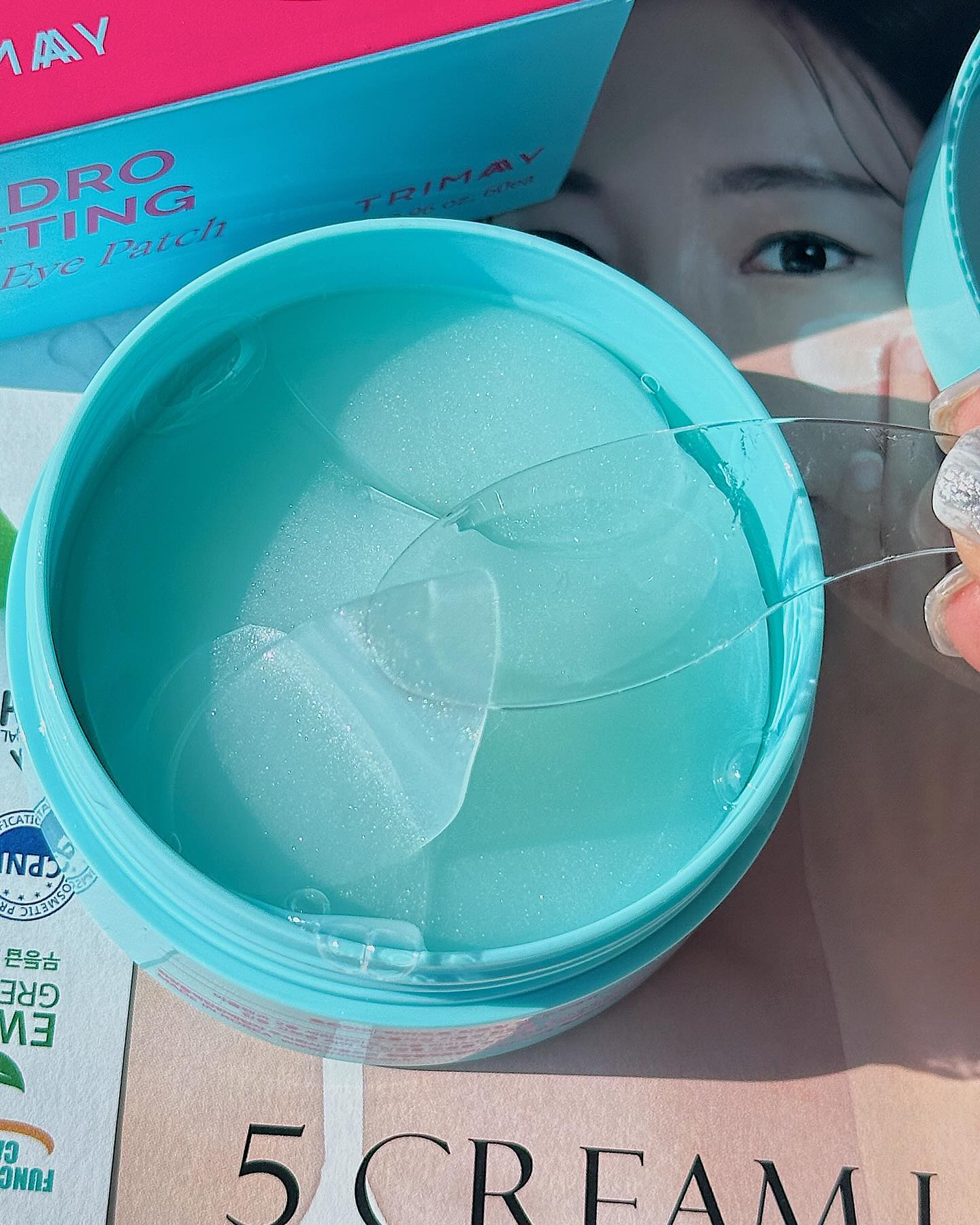 보기만 해도 시원해지는 trimay_official 하이드로 리프팅 겔 아이패치🩵🩵🩵🩵#제품제공 

겔 형태로 만들어진 아이패치라 완전 촥 밀착력이 장난 아니에요 담날 화장 잘 먹는건 안 비밀🤍 

큰거 작은거 두개가 들어있어서 원하는 부위에 붙일 수도 있답니다🙌🏻 나만 쓰고 싶지만 찐으로 추천👍🏻

#트리마이아이패치 #트리마이#trimay #아이패치추천#팩추천#관리#피부관리