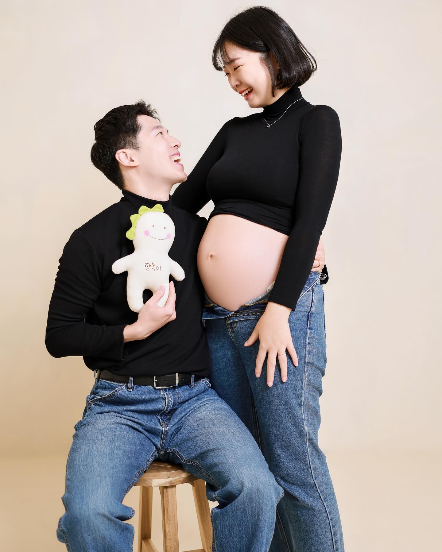 너무 마음에 드는 셀프만삭촬영💖
고작 29주지만 배는 벌써 만삭수준🤣
행복아 우리 건강하게 만나자 엄마아빠가 항상 사랑해🫶🏻
.
.
.
#만삭촬영 #만삭사진 #셀프만삭 #셀프만삭촬영 #셀프만삭사진 #29주임산부 #신혼부부 #대구만삭사진 #용띠아들 #건강하게만자라다오