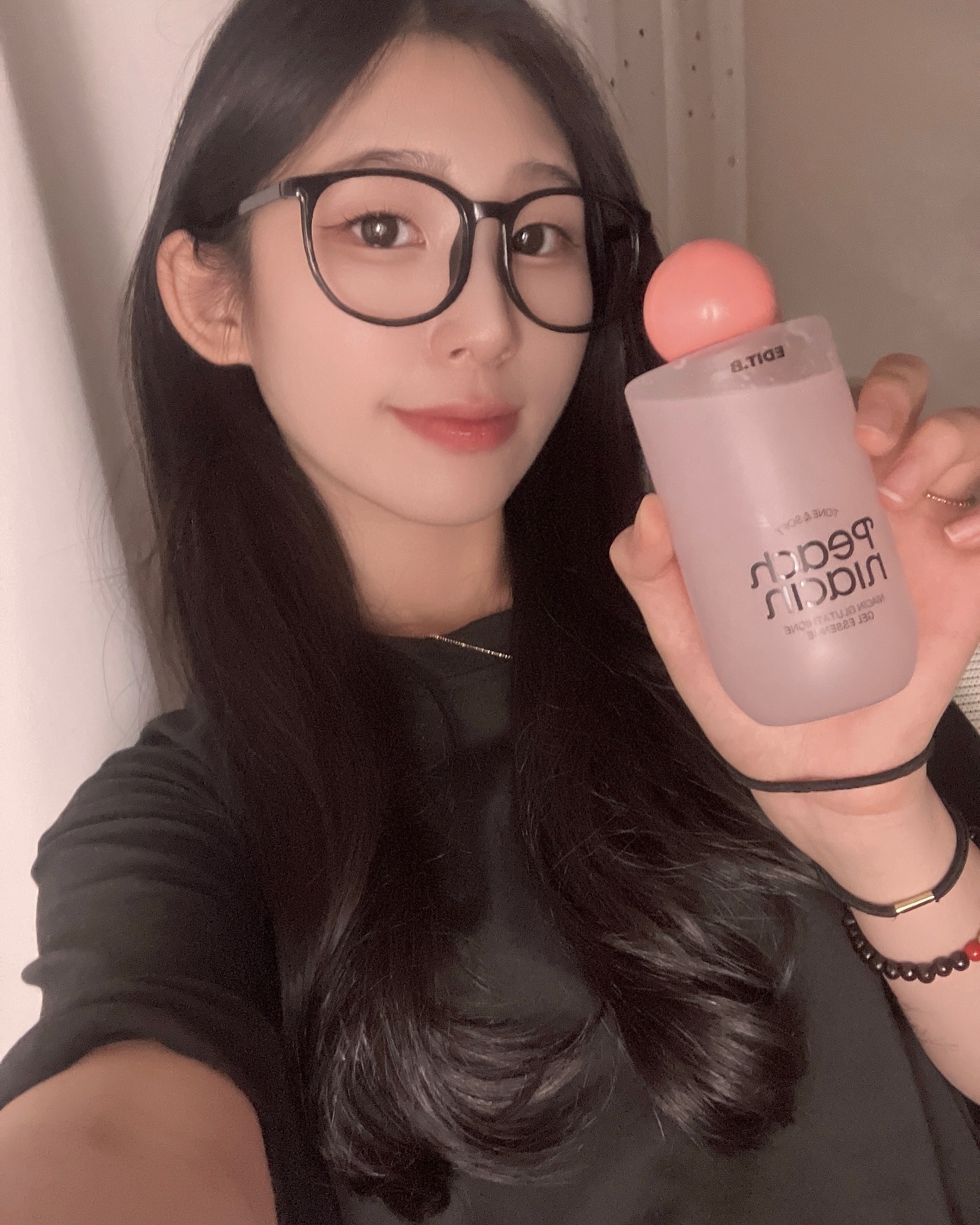 🍑피치 에센스🍑 

오늘은 에딧비의 피치 톤업 에센스를 소개해드릴게요

 식약처 고시 최대 함량 나이아신아마이드가 5%함유되어서 피부를 환하게 밝혀줘요! 
 여기에 확실한 브라이트닝 효과를 주는 글루타치온이 들어가 톤업 시너지 효과를 업 시켜줘요 
2주 사용 후 칙칙한 피부 컨디션을 밝게 올리는 톤 케어 효과를 임상으로도 증명해서 확실한 효과가 있어요

피부 속 결부터 개선해서 거친 피부 결을 매끈한 피부 결로 정돈해 줘요! 피부 결 개선 임상도 받아서 안심 가능! 또한, 각질 14층 보습개선 테스트를 완료받아 피부 속 보습광을 완벽하게 채워줘서 좋았어요

대용량 200ml미백 기능성 에센스로 듬뿍 바를 수 있어서 좋았요😊😊
복숭아와 치자 추출물에서 찾은 피치&핑크빛 겔 에센스에요 제품도 너무 귀엽고 개인적으로는 발림이 정말 좋았어요🍑🍑

#에딧비  #미백에센스 #톤업에센스 #피치에센스 #글루타치온에센스 #학생에센스추천 #학생에센스 #에센스추천 #학생 #학생데일리에센스