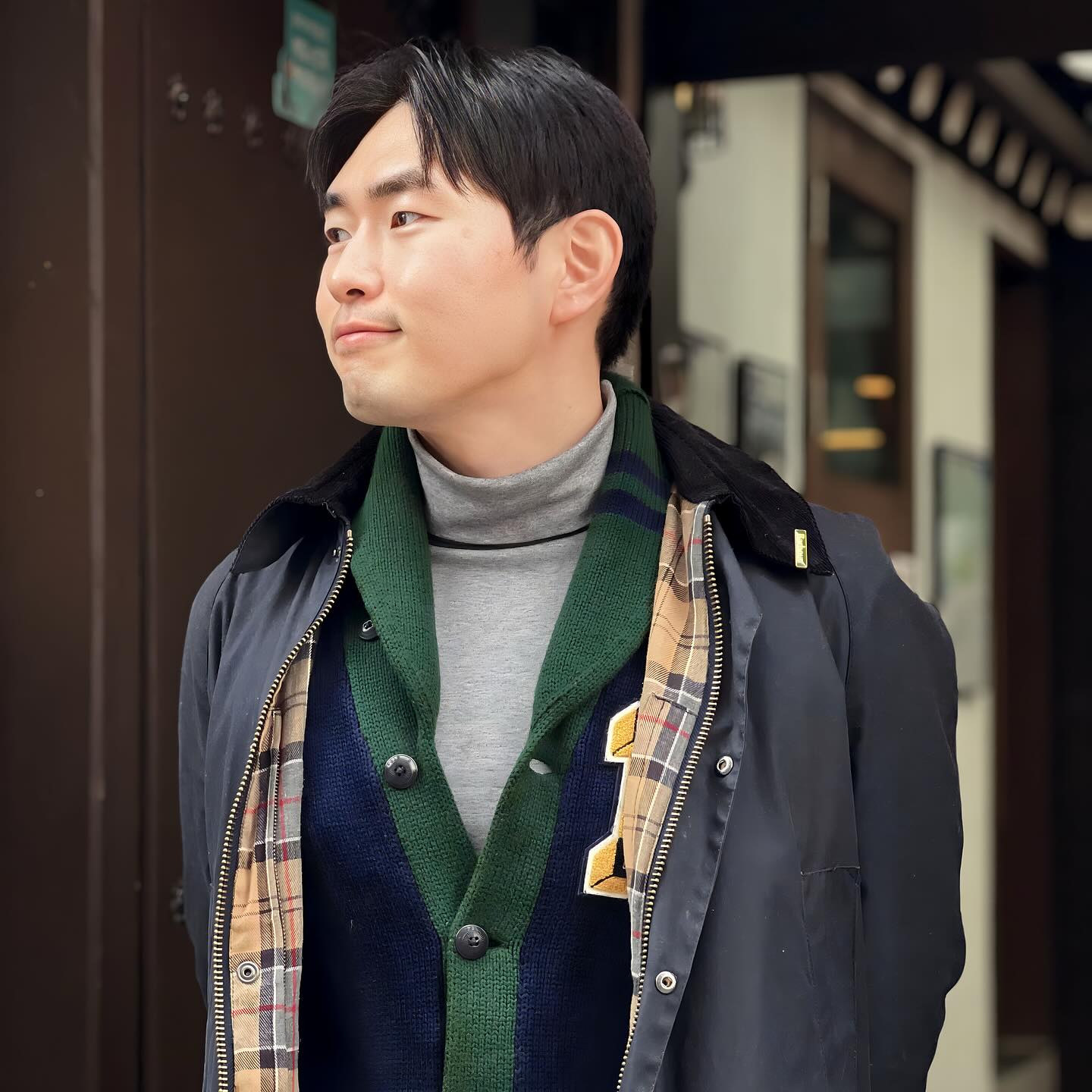 #barbourwayoflife #뷰포트40주년 

바버에 숄카라 가디건을 입어서 핏더사이즈 코디를 한번 재연해봤습니다.
과감한 색조합이지만 그럴수록 컨트리 스타일 느낌이 나는 것 같습니다.

아우터 barboursouthkorea 
상의 poloralphlauren 
하의 uniqlokr 
시계 miltecusa 
슈즈 rockportkorea