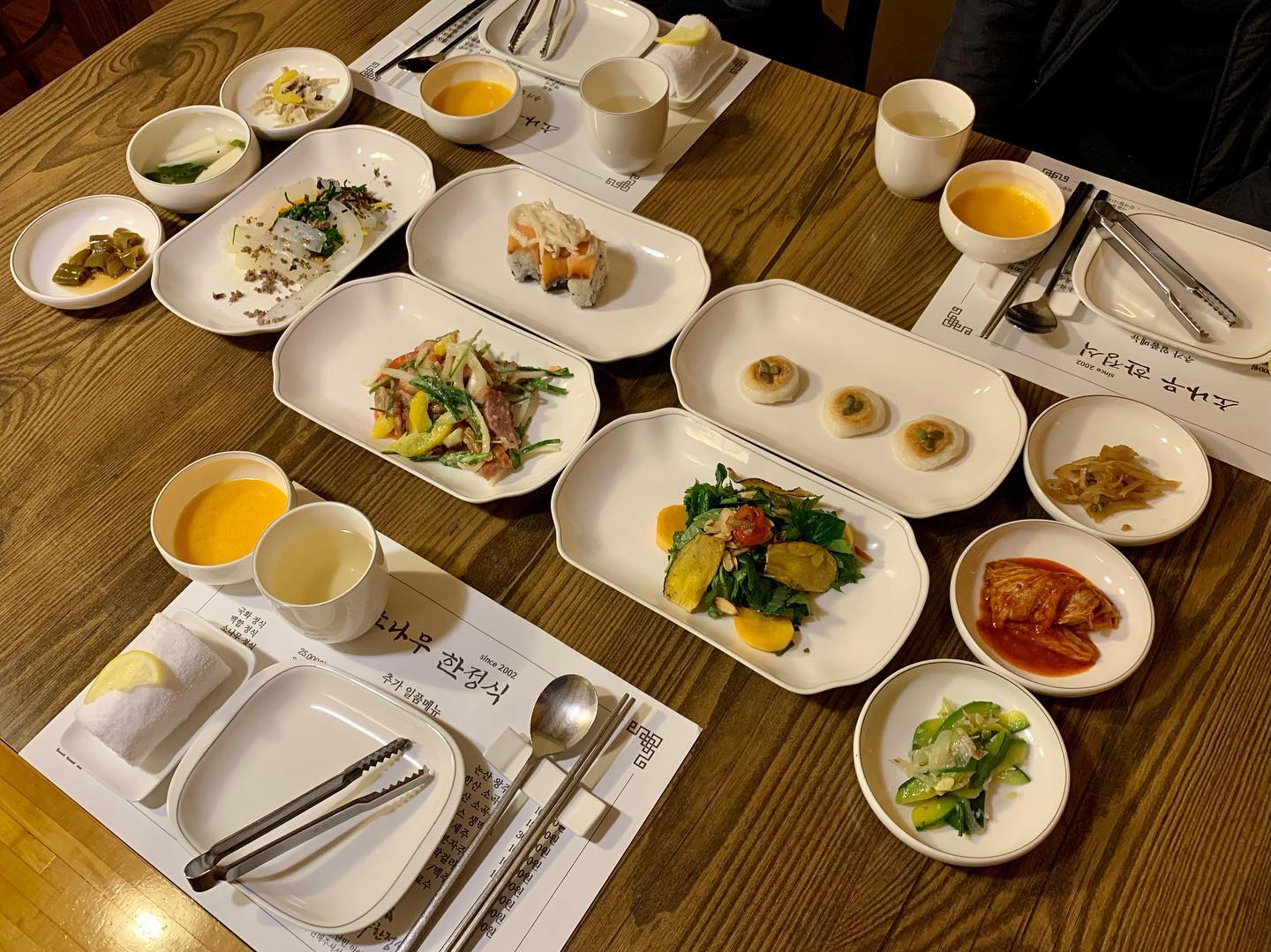 💛 #논산맛집 #소나무한정식 

논산 취암동에 위치한 한정식 맛집 소나무한정식❗️

평일에는 국화/백합/소나무 이렇게 3가지 중에서 선택할 수 있고 주말에는 40,000원 단일 메뉴 있습니당! 

룸이 많아서 연말에 모임이나 회식하기 좋고 아늑한 분위기에 음식도 맛있어서 어르신들 모시고 가기에도 조아요👍

📍충남 논산시 논산대로 357 A동
📍11:30-20:00

#논산한정식 #논산한식 #논산모임 #논산회식장소 #논산회식 #연말모임 #논산여행 #논산탑정호맛집 #논산소나무한정식