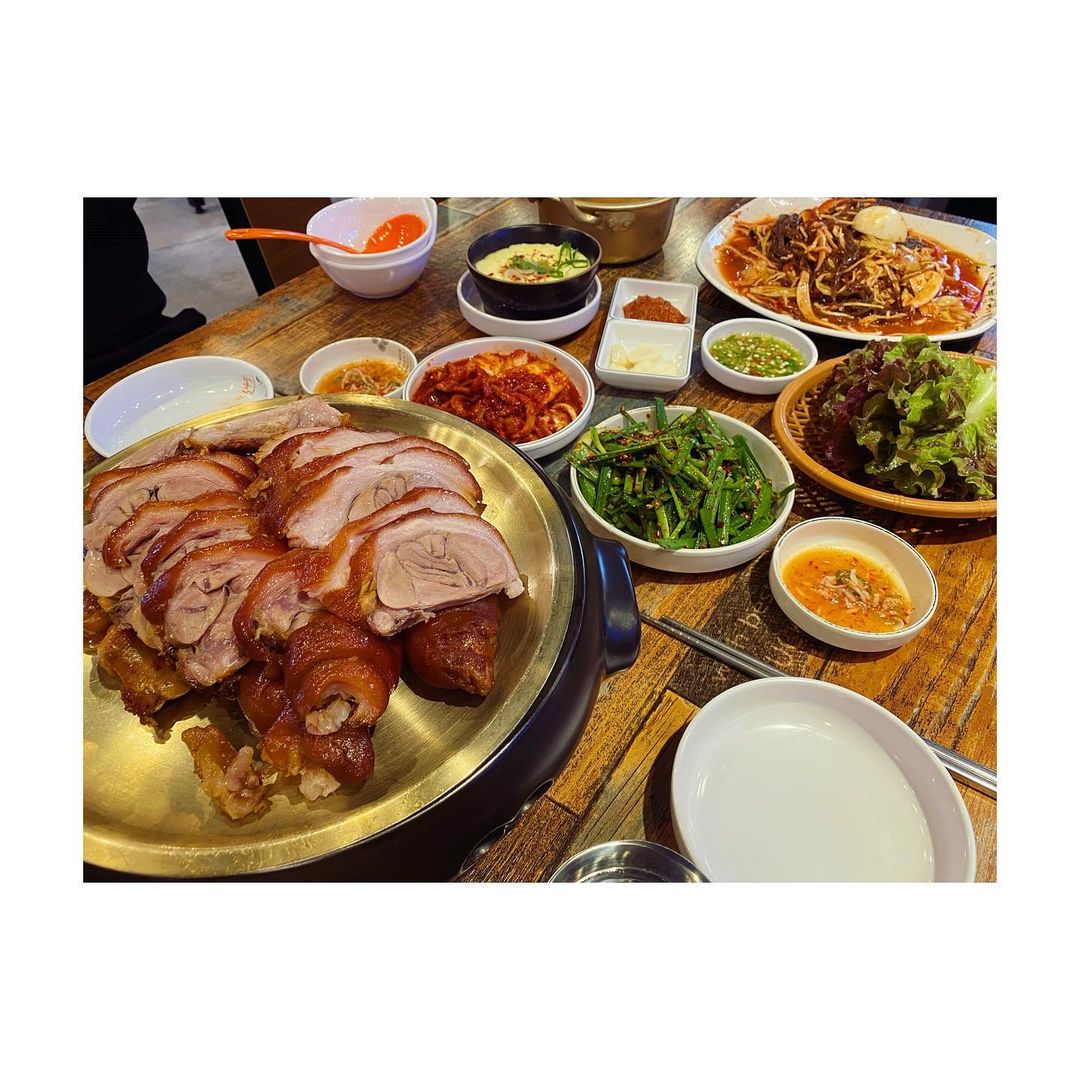 na hana on Instagram: “#협찬 #왕십리맛집 #호야네족발 족발이면족발! 막국수면막국수! 반찬까지 다 너무 맛있었던 곳 여행가기전 남편이랑 신나게 먹어줬다 💜 이제야 피드 올리는 귀차니즘