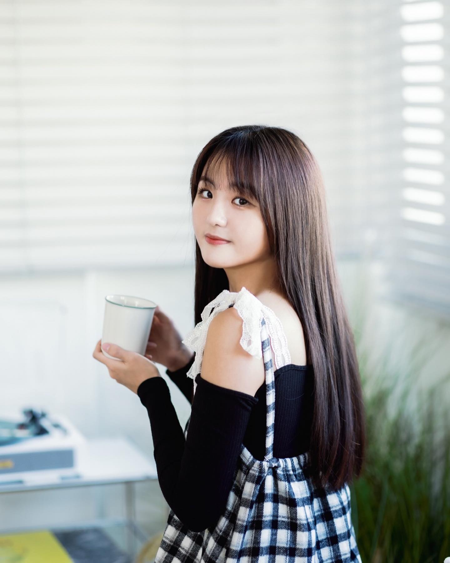 연말의 몽글몽글한 느낌을 가득 담아 스냅 촬영📷

모두들 12월의 첫날, 잘 보내셨나요?
12월이 되었다니 2023년을 마무리할 준비를 해야한다는게 유독 실감이 나는 것 같아요.

한해의 마무리는 아쉬움이 가득하면서도, 
곰곰이 생각해보면 올 한해도 열심히 달려온 제 자신이 뿌듯하기도 하고
또 여러 기념일과, 한해를 마무리하며 소중한 사람들과 만날 약속이 있어 몽글몽글한 기분이 들기도 해요.

이런 기분을 그냥 보내기엔 왠지 아쉬워서, mayday__snap 에서 지금의 나를 사진에 담아보기로 했어요.
메이데이 작가님께서 한번의 촬영으로 디지털 촬영과 필름 촬영을 모두 해주셨는데, 필름 사진이 제가 요즘 느끼고 있는 그 몽글몽글한 기분을 딱 담은거 있죠?

그리고 메이데이에서 촬영하면서 가장 좋았던 부분은,
사실 제가 물 밖에서는 뚝딱이라 요런 촬영을 하면 표정 관리하랴 포즈 취하랴 되게 힘들었는데

작가님이 ‘자연스러운 모습‘을 위주의 사진 촬영을 워낙 잘 하시기 때문에
억지 미소나 부자연스러운 포즈를 취할 필요 없이 정말 편안하게 디렉션을 따라하다보면 제 모습이 예쁘게 담긴다는 거였어요.
제가 지금까지 살면서 해본 촬영 중에 제일 편하게 했던 촬영이었답니다💗

여러분도 올해가 가기 전에 2023년의 나를 꼭 남겨보세요! 두고두고 기억 남는 추억이 될거에요.

-
#협찬 #메이데이 #메이데이스냅 #스냅사진 #프로필사진 #스냅촬영 #필름스냅사진