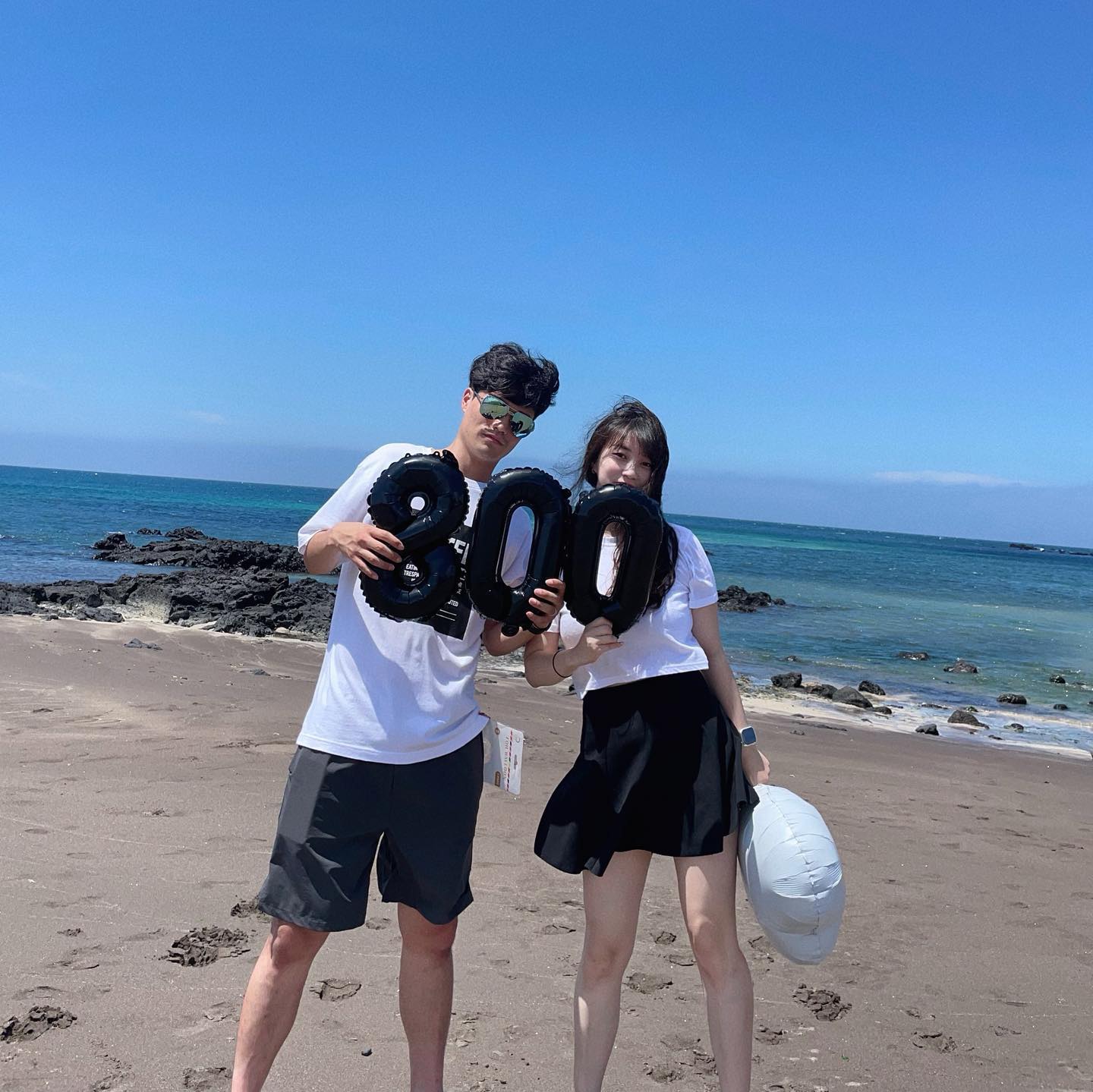 #800일 

7월말에 다녀왔지만 지금이라도 올리기🤣

제주도 바닷바람 너무 강력해서 정신 차리지 못한 우리 
풍선 세번 놓쳤는데 진호가 다 구해왔다 ㅋㅋㅋ🤍 
역시 스피드..👍🏻 그래도 사진 건졌다😎