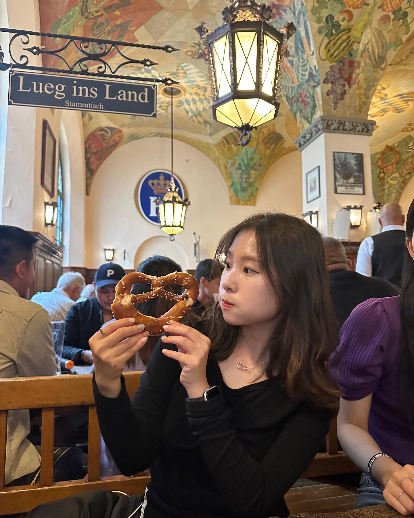 🇩🇪 장담하건데 호프브로이 레몬 라들러 다크와 뮌헨 소시지는 ..... 세상에서 제일 맛있는 맥주와 소시지일거야, 특히 저 소스가 미쳤다 🤦🏻‍♀️

근데 제발 계산 좀 해주세요 집에 보내주세요 돈 내게 해주세요 눈길이란 눈길은 다 줘야된다 ㅎ 다 먹고 나오는 길에 우연히 들른 젤라또집은 아주 맛도리였다지 🍦

📍Hofbräuhaus München, Germany