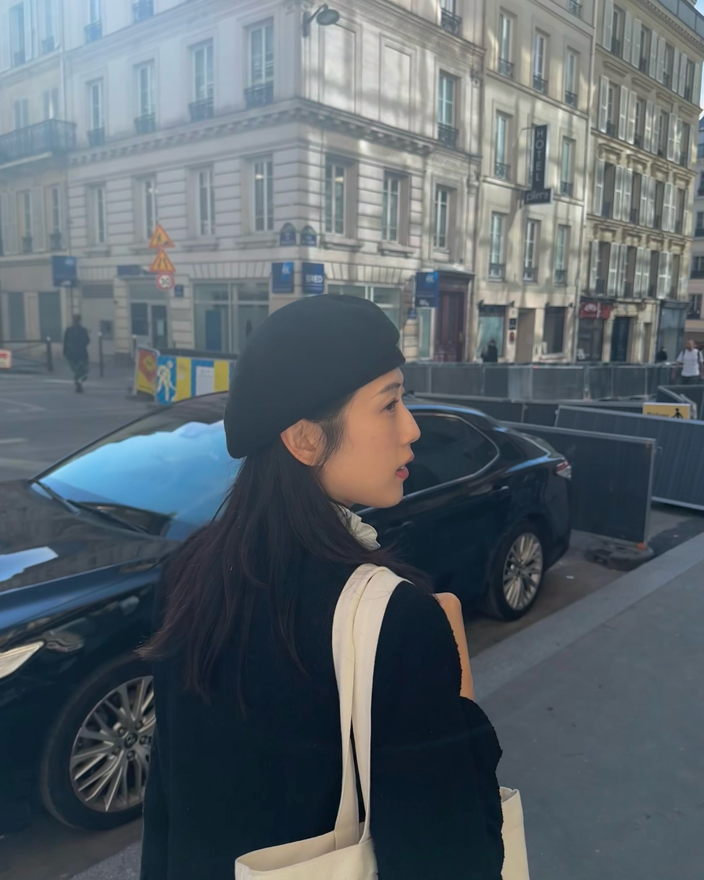 파리의 문 수집가로 활약했던 날 🚪☀️

파리는 건물들이 다 고풍스럽게 생겨서 문또한 이렇게(?)이쁘게 생겼다.
저런집에 살면서 아침마다 작품같은 문을 열고 출근하는 기분은 어떨까? N으로써 상상해보기도 하고..👀💭 예쁘다고 찍다보니 이 날에는 문만 보였다 하면 카메라를 드는 문 수집가가 되어버렸다
.
.
.
#paris#파리여행🇫🇷 
.
.