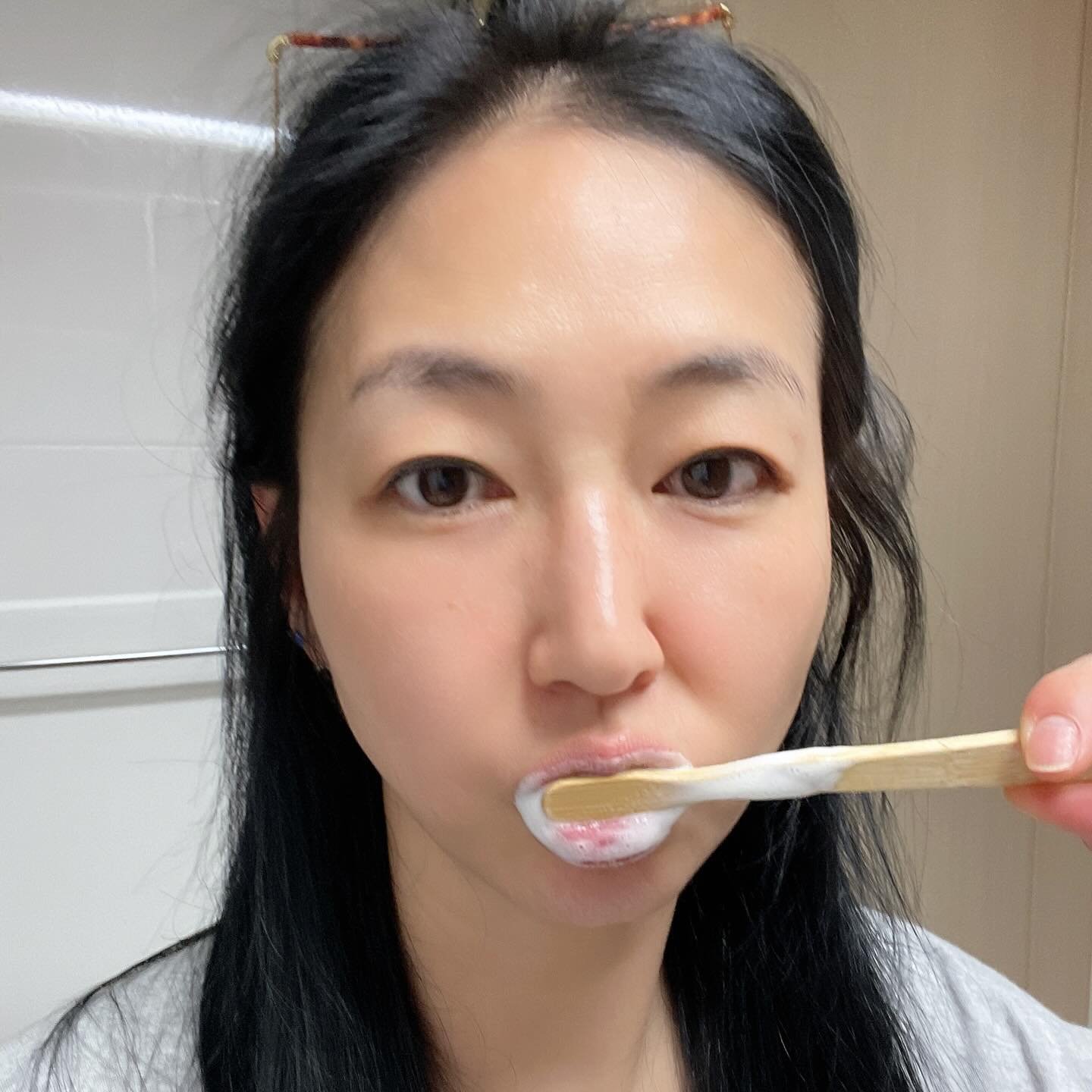 #협찬

아이엠랑데자뷰 고체치약
고체치약은 국내고체치약 제조 관련
특허를 보유한 제약사에서 전문기술로
제조한 고체치약인데요
 
튜브치약보다 휴대와 보관이 편리해
사용하기가 더욱 편하고 짜는 수고나 덜 짜져서
낭비되는 치약양이 없으며 욕실에 찐득이
치약이 묻는것도 없어서 좋아요

충치예방(불소+자일리톨)잇몸케어(죽염+잔탄검)
항균항염(프로폴리스)구취제거(강력한 울트라민트향+스트롱민트향) 좋은 효능을 가졌구요

100% 재활용 가능한 유리와 알루미늄 용기를
사용하고 자연유래계면활성제 위주로 제작 된
친환경 치약으로 자연유래성분 위주로 만들어져
양치 후 바로 음식을 섭취해도 텁텁함 없이
음식 고유 맛을 느낄 수 있어요

대나무칫솔 

생장주기가 빠르고 장대를 잘라도 바로 다시 자라는
대나무를 플라스틱 대신 활용하여 지속가능한
환경보호에 도움이 되는 친환경 칫솔이라고 해요
미세모라 구석구석 잘 닦이고 좋았어요

치약으로 사용도 가능하고 가글로도 사용할수
있어서 사무실에도 두고 쓰고 있으며
씹고 헹궈내기만 해도 개운했어요ㅎ

#아이엠랑데자뷰 #IAMRENDEJAVOUS #고체치약 #치약 #치약추천 #치약스타그램 #대나무칫솔 #친환경치약 #구취제거 #구취제거치약 #입냄새
