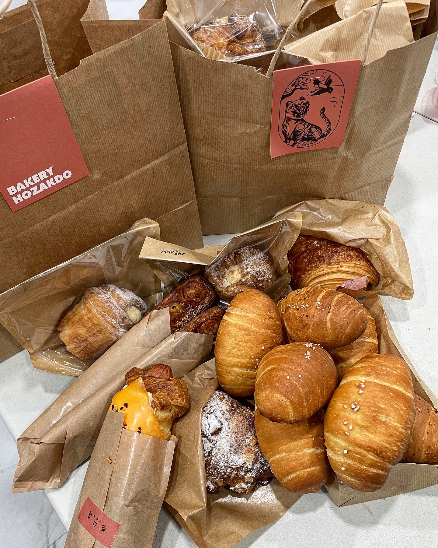 빵선물 잔뜩 받았다 🥐🥖🥐
다 맛있어서..큰일입니댜..
감사합니당❤️❤️🥰😍

hozakdo 
#행궁동 #호작도 #호작도베이커리 
#빵 #빵스타그램 #빵맛집