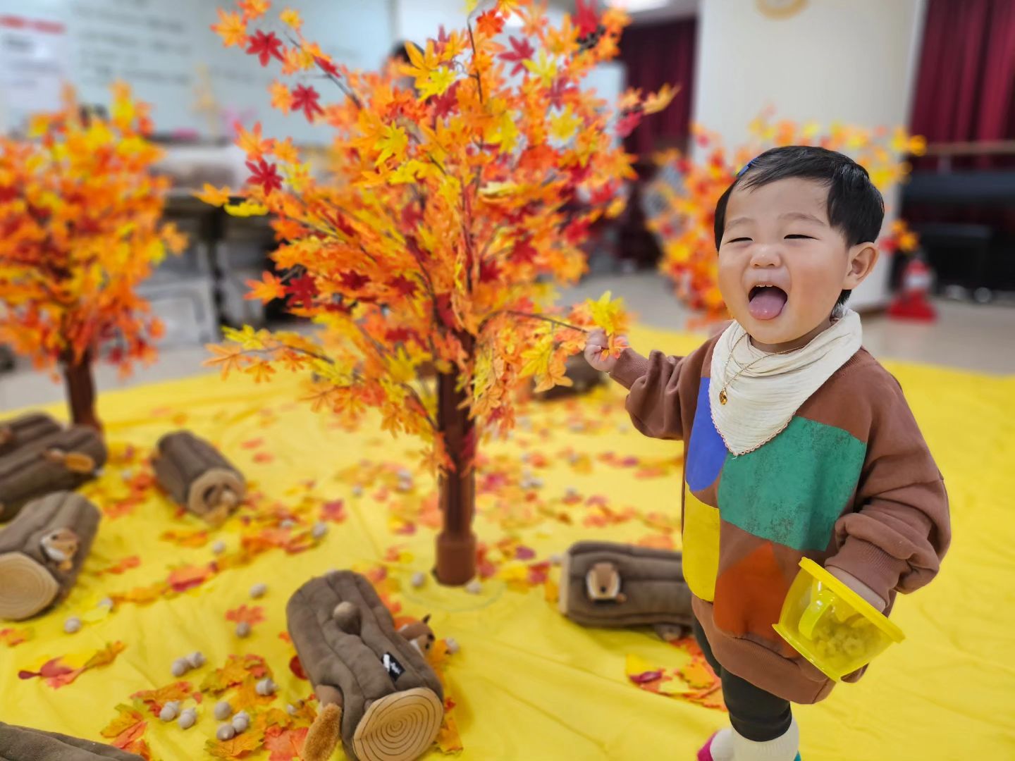 엄마랑 함께한 문센데이 🍂
단풍도 한번 만져보고 🍁 
다람쥐한테 도토리도 먹이고 🐿 
도토리묵 먹방에 촉감놀이까지
우리 호감이 오늘도 잘 놀다왔습니다✌🏻
#츄츄붐붐놀이터