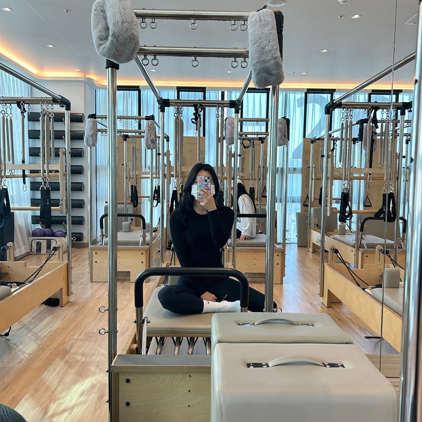 #협찬 #광고 아니고!
잘 시간도 놓쳤겠다..! 간만에 #일상 피드 🙂

저 #필라테스 시작했오용~
제가 새로 다니는 #필라테스린 은 시설도 깨끗하고, 
기구별 공간 분리가 되어있어 좋아용🩵

토요일에 첫 수업 받았는데 
제 몸이 많이 뻣뻣하고, 살쪄서 힘들지만 재밌었어용
8:1그룹이라 살짝 걱정했으나!
선생님께서 자세 꼼꼼하게 잘 봐주시더라고용🩵

앞으로 제 피드에서 자주보게 될 필라테스쏘🩵 #많관부

(본론)🎁
#솔직후기 #리뷰 올려쯔니까 선물쥬떼열🤲🏻 pilates_lean_yonghyeon