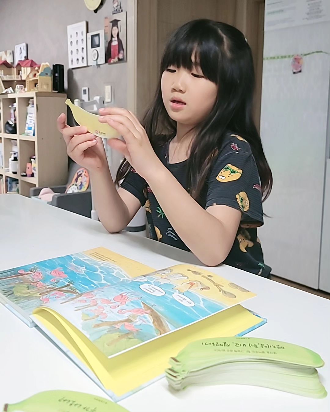 업체로부터 제공받은 리뷰입니다

아이가 초등학교 들어갈때,
작은 학교를 선택한 이유중에 하나가
도서관을 자주 이용하고,
책을 많이 읽었으면 하는거였는데....

아이가 책을 읽을때마다 독서왕에 등극하니
책을 빌려오고 반납하는 즐거움을 알아가는중입니다.
단순히 책만 읽는게 아니라.
생각의 바나나 독서질문카드와 함께하니
독서논술이 절로 가능해집니다.

초등돌봄교실에 추천할만큼 
독서놀이교구로 인기가 있는데,
하루10분 그림책질문의기적 
마더북스 저자 최진희 독서교육강사가 
직접 제작한 독서놀이교구 입니다.

즐거운 놀이로 자연스럽게 아이 생각을 말하고
대화를 나눌수 있어서 책이랑 더 친해지게 되네요.
일주일 2~3번씩 학교도서관에서 책 대여를 하는데
내일은 또 어떤책을 빌려올까 행복한 고민을 해봅니다.
 
 
 
 
 
 
 
 
 
hpb74
#하브루타식질문놀이 #문해력 #초등돌봄교사 #대화카드 #초등독서 #유아독서 #질문카드 #독서논술 #감정단어 #감정표현 #생각의바나나 #하루10분그림책질문의기적