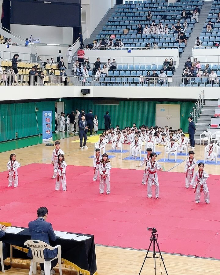 우리지유의 첫 국기원심사❤️
언제 이렇게 컸는지 대견하고 또 대견하고 귀엽고🥹🥹
두달가까이 매일 연습하느라 고생한 지유에게 좋은결과 있었으면🙏🏻
.
.
#이루다태권도 애기들이 최고최고였습니당🫰🏻
eruda_tk 사범님들 너무 수고하셨습니당😍😍😍