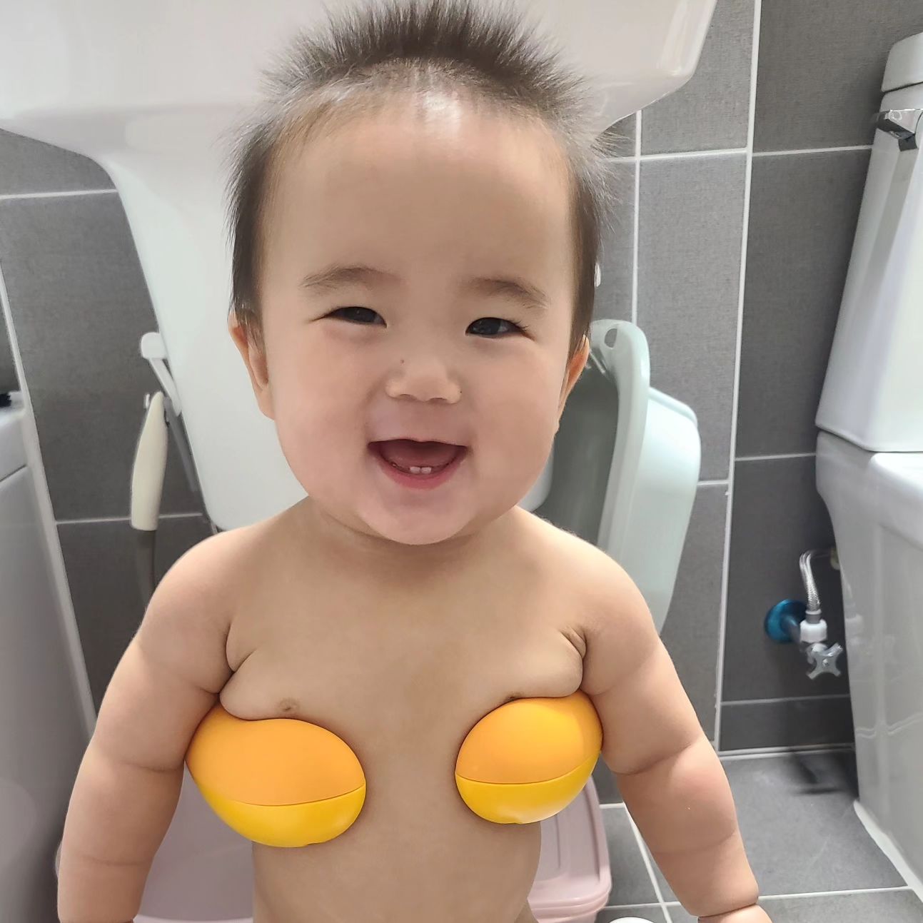 D+234일차 지훈이♡

귀여운지훈이! 
샤워도 신나! 물은 다 신나♡
웃는모습이 예쁜 너!

엄마잠못자서 피곤하니까
혼자 잘 놀아야되~ 이야기하니
알아들은걸까? 혼자 너~무 잘
놀았던 하루!!!♡
내일도 신나게 놀자 지훈아~!

#흑토끼띠아기🐰🥕 #흑토끼띠맘🐰❤️ 
#프롬샤워유 #샤워하는아가