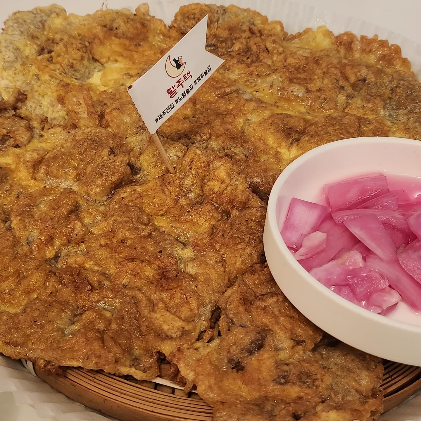 #달주택 

제주노형 위치한 깔끔한 분위기의 전 맛집 달주택!

절구 빻는 토끼가 반겨주는 달주택은 여느 전집과는 다르게
깔끔한 인테리어를 자랑하고 있어서 정말 쾌적했다

가게 내부로 들어서자 마자 나는 전 냄새가 너무 좋아
당장 육전을 주문하게 만들었다! 거기에 추가로 곱창전골까지~

이름에 걸맞게 소고기대왕육전은 손바닥을 두개 붙인것 보다
훨씬 더 커서 입이 딱 벌어질 정도였다. 거기에 맛은 당연히 좋고!🤲

곱창전골도 칼칼하니 비오는날 소주 한잔 기울이기 좋았고
빠질 수 없는 볶음밥도 2개나 볶아 싹쓸이하고 나왔다!

기본찬으로 두부김치가 나오는 달주택에
비오는날 방문해서 꼬옥 맛있는 육전 드시길 추천한다 :)

✔️ 제주 제주시 원노형남1길 45-1
✔️ 17:00-24:00 (라스트오더 23:00)

🍴 소고기 대왕 육전 20,000원
🍴 곱창전골 35,000원
.
.
.
.
#먹스타그램 #맛스타그램 #mukstagram #foodstagram #제주맛집 #제주맛집투어 #제주도맛집 #제주맛집추천 #제주술집 #제주도민맛집 #제주맛집 #제주노형맛집 #제주노형술집 #제주인스타핫플 #맞팔 #먹팔 #먹스타 #소통 #먹팔하면맞팔 #노형동전집 #분위기좋은술집