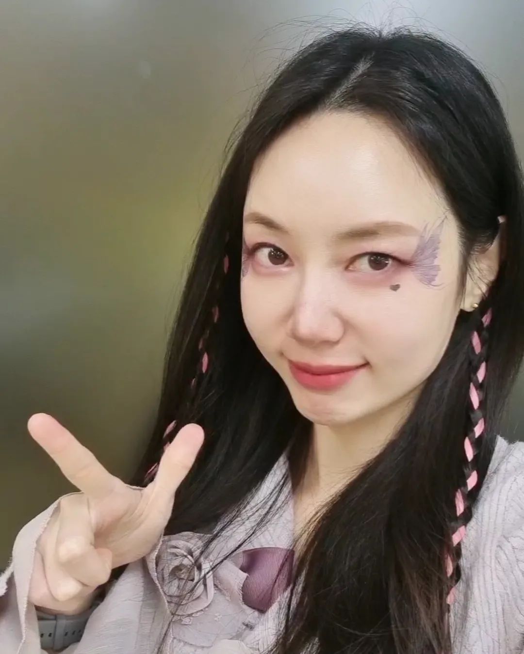 나비🦋요정 컨셉이라고 우기는 중ㅋ

오늘 자유복장으로 등교하는 날로 정해서 아침부터 애들하고 김밥 요리실습하고 사진찍고 문화재 입체퍼즐 만들기 등 이벤트를 많이 했다. 

옆 반 애들도 분장한 내가 신기한지 몰려와서 칭찬 한마디 씩해주고 김밥도 얻어먹고 그랬다🥰

#학교에서만큼은아이돌
#나같은선생님처음이지 
#분장한채로걸어서학교왔는데
#당당한척했지만 #속은쿵쾅쿵쾅