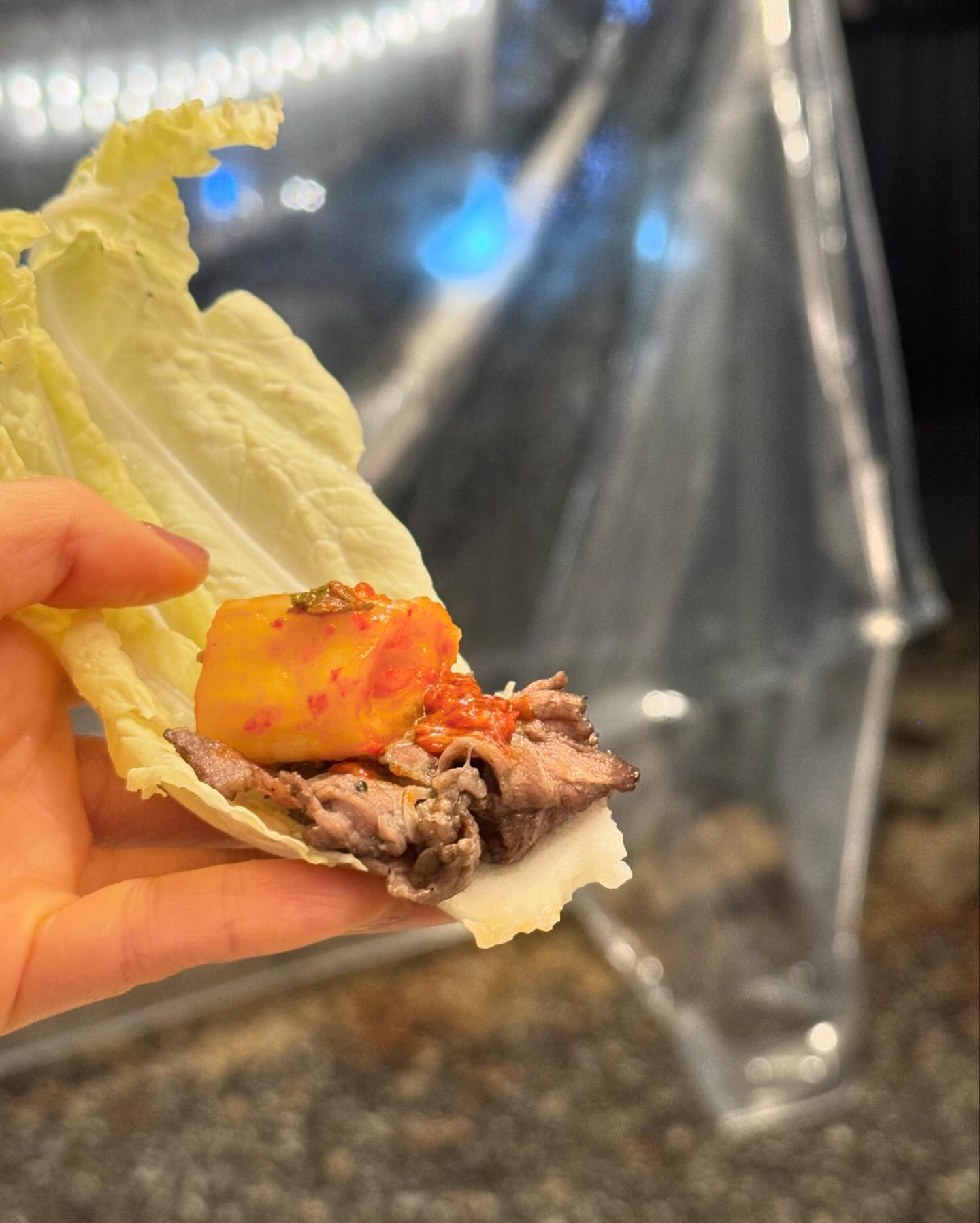 -
우리 저번에 캠핑가서 굽굽했던 차돌박이
너무 맛있었어서 계속 생각나네..🤍

차돌박이를 숯불에 구워먹은 건
처음이었는데 이렇게 맛있을수가?

저가 우삼겹과 다르게 쫄깃하면서
부드러운 차돌박이 입맛 저격이에요
고기 잘 안 먹는 삐삐유도 잘 먹어서
좀 더 쟁여놔야겠다 싶더라니까요?

진짜 맛있게 먹었는데
사진에 다 안 담겼네🥹
.
.
#프라임앵거스 #차돌박이 #초이스급 #미국산소고기 #소고기