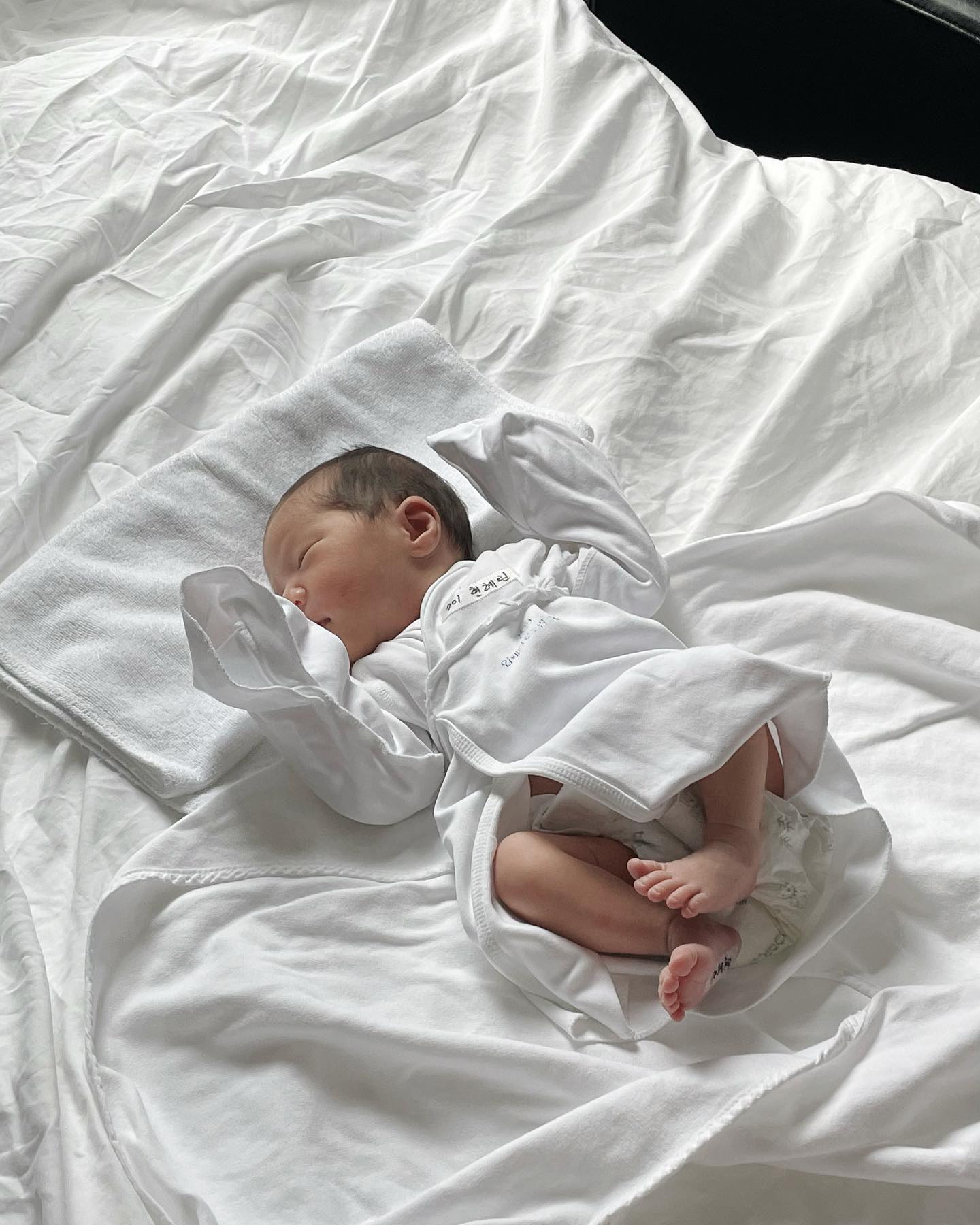 👶🏻 2023.09.26, 14:21, 2.92kg 👶🏻

이모 삼츈들 안녕하세요!
우리집 둘째 공주 리엘이에요🫶🏻
조리원 퇴소일 앞두고 잠 못 드는 엄마는
조리원에서 부지런히 남겼던 리에리 기록을 꺼내봅니다😇

리에리 출산 시 첫 울음소리를 듣고 얼마나 울었는지요🥺
수술대에 누워서 “리엘아! 너 너무 예쁘구나! 보고싶었어!”
연신 외치며 꺽꺽 꺼이꺼이 울었더니
마취선생님께서 너무 많이 우시면 배아프다고..;;
건강히 잘 태어났는데 왜이렇게 우시냐며
마취총 쏘듯 저를 빠르게 재워주셨어요....🤭ㅋㅋㅋㅋㅋㅋ
그만큼 리에리와의 첫 만남은 벅참, 감격 그 자체였지요.
분명 그 때까지만 해도 우렁차게 울었던 리엘인데,
후처치 후 마취에 깨어 회복실에서 회복하고 왔더니
급히 앰뷸타고 고려대병원으로 전원해야한다는 청천벽력같은 이야기🥺...
그렇게 리엘이는 신생아 중환자실에서 6박 7일간
부족했던 호흡을 부지런히 배우고 왔어요!🤍

엄마 아빠 마음 철렁이게 만들고 건강히 돌아와서는
조리원에서 남다른 먹성..;;을 자랑하며
하루에 다른 아가들 6-70ml먹을 때 혼자 100-120ml를 해치우는 아기....👶🏻
덕분에 포동포동 볼살도 빠르게 오르고 점점 더 토실토실 예뻐지네요🥹🤍

이제 날이 밝으면 리아언니가 있는 집으로 갑니다.
다들 기도해주신대로 저희 네 식구 앞으로 행복한 일만 가득할 따뜻한 우리 집으루요.☺️
저도 아기 리엘이도 건강히 집으로 갑니다.
요 꼬물거리는 아가가 우리집에 새 식구로 오면서
얼마나 더 큰 행복과 사랑이 넘칠지 기대되어요!
이모 삼츈들 건강히 집에 돌아갈 수 있도록 함께 기도해주셔서 감사합니다🤍