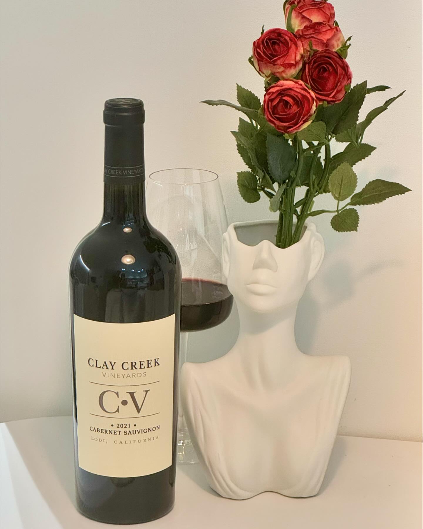 #광고 #협찬

오늘은 저희가 강추하는 가성비 와인을 소개해드릴게요🥂🥰

제품명 : 클래이 크릭 빈야드 카베르네소비뇽
알콜도수 : 13.5%
종류 : 레드와인 
가격 : 19,900원(공식몰 60%할인 적용가)
특징 
⭐️ 미국 Top 7 와이너리, 델리카토의 와인
⭐️ 편의점에서 쉽게 구할 수 있는 데일리 와인
⭐️ 어디서나 어울리며, 누구나 부담없이 즐길 수 있는 가성비 와인

저희는 미트볼 토마토 파스타와 홍합술찜 
그리고 가벼운 디저트 안주와 함께했어요🥰

간단한 레시피 안주지만 여기에 Jazz 음악 틀어주고, 
요 예쁘고 맛있는 클래이 크릭 빈야드 카베르네소비뇽 와인까지 
셋팅해주면 .. 여러분.. 분위기 끝장입니다❤️❤️❤️ ㅎㅎ

저희는 평소에 별 한개짜리 정도의 당도를 가진 드라이 와인을 
즐기는 편인데, ^^ 요거는 별0개의 당도지만, 포도 자체에서
나오는 아주 자연스러운(?) 당도가 있어서 완전 드라이와인 치고도 부담스럽지 않더라구요! 
바디감도 적당하구,,, 산미도 정말 ,,, 적당!!! ㅠㅠ ❤️ 
뭔가 그 애매한 경계의 밸런스들을 잘잡아낸거 같아요!!! 

가격도 착하고, 맛도 좋은 클래이 크릭 빈야드 카베르네소비뇽! 

백화점이나 편의점 등에서도 쉽게 보실 수 있을거에요.
공식몰을 통한 구매도 가능하시니까 ^^ 
한번 이용해보시길 바래용! 
저희는 내돈내산으로 더 구매할 예정이에요 ㅎㅎ 
진짜 ㅠ 그만큼 추천 !

공식물 주소 : https://www.winenara.com/shop/product/search_product_lists?keyword=%ED%81%B4%EB%9E%98%EC%9D%B4%ED%81%AC%EB%A6%AD

#클래이크릭 #캘리포니아와인 #가성비와인 #데일리와인 #이지캐주얼와인 #편의점와인 #와인스타그램 #와인추천 #델리카토 #delicato #페어링 #피크닉와인 #홈파티와인 #미국와인