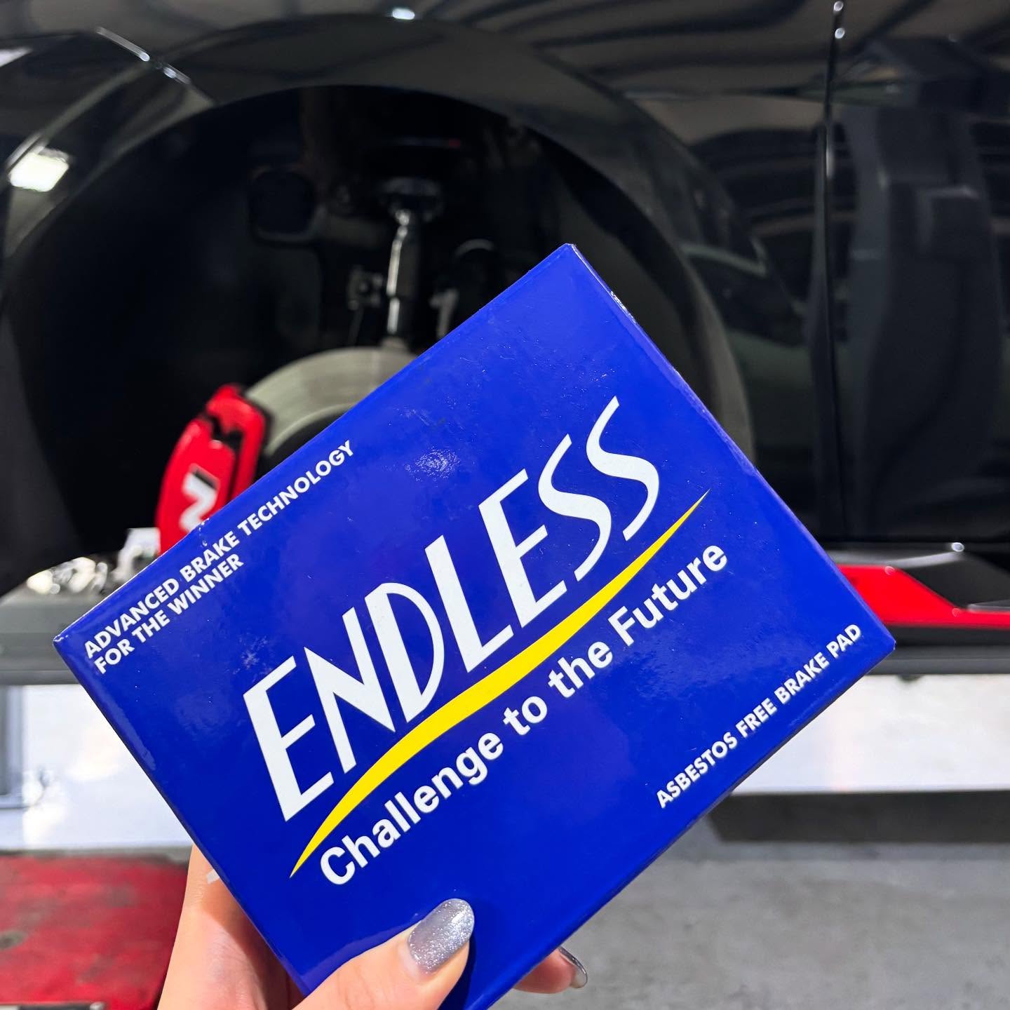 Endless 브레이크 패드 [패드모델명 - mx72+]

지난주 토요일 영암 서킷을 Endless 패드와 함께 달려봤습니다.

해당 브레이크 패드는 세미메탈릭 소재로 예열이 될 경우 신뢰도 상승하고, 고온 내열성이 뛰어나 페이드 저항성이 적다는 특징이 있는데요. 

서킷과 공도 주행에 대한 저의 후기는 다음과 같습니다.

서킷 주행🏎️

- 동계 주행 특성 상 초반에 제동력이 강한 느낌을 못 받았지만, 사용 온도에 도달할 수록(5랩 이상 부터)적은 입력 값에서도 충분한 제동력 느낄 수 있음
- 예열 후에는 일정한 풀브레이킹 제동 가능하며, 후반에도 제동 성능 확인 가능
- 탁월한 제동력 덕분에 얇은 브레이킹에도 탁월한 감속 성능 제공
*하드 브레이킹을 구현하고자 한다면 패드, 디스크 예열이 필수! 저더 현상 발생 X

공도 주행🛞
-  예열이 되면, 도로에서는 과할정도로 충분한 제동력 확인 가능
-  적은 답력에도 제동 가능
-  냉간 시에도 공도에서 안정적으로 감속 가능

보통 세미메탈릭 브레이크 패드는 분진이 많지만, Endless 패드는 분진이 적고 소음 거의 발생하지 않았습니다. 

아직 차랑 손발 템포를 맞춰가는 과정 중에 있다보니, 브레이크 양이 많은 편인데도 불구하고 주행 후반까지 안정적인 퍼포먼스를 보여줬습니다. 

굉장히 만족스러운 주행이였고, 성능 좋은 브레이크 패드 덕분에 눈과 비가 내리는 서킷에서 안전하게 주행할 수 있었습니다🤗 

👉Endless 패드는 bmp 모터스포츠(bmpmotorsport)에서 장착 가능합니다.