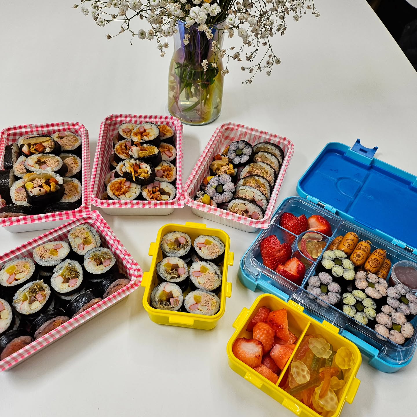 .
봄나들이 좋구나🌸
꽃 좋아하는 아들, 꽃 김밥 보자마자 먹어버리네😄
김밥 종류만 4~5가지 다음엔 뭐하지,

또 나들이 가고싶네🚙

#경주 #경주나들이 #경주월드 #아들이탈수있는것도 #제법많아짐 #꽃김밥 #참치김치김밥 #참치김밥 #진미김밥 #멸치김밥