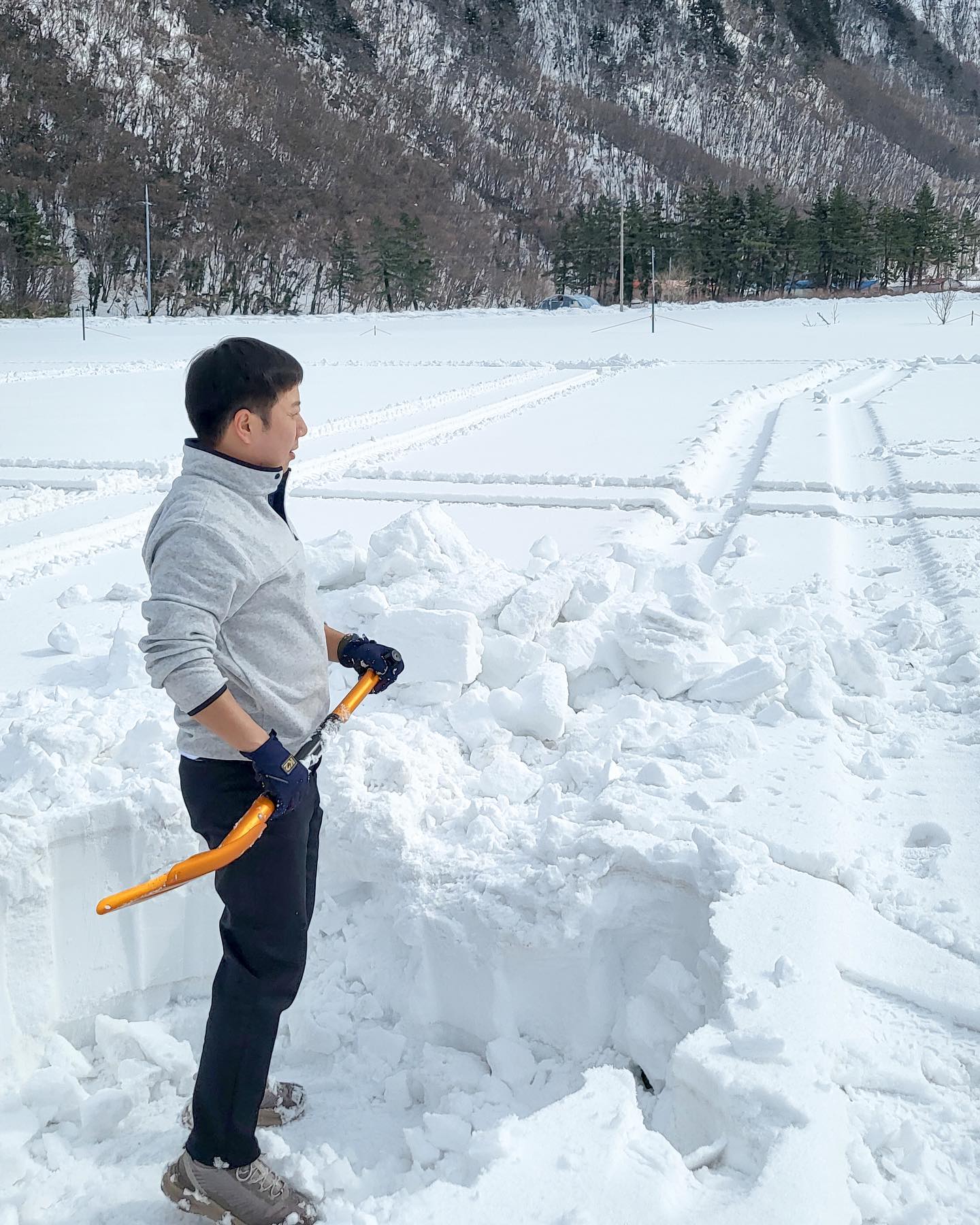 우리나라에서 눈이 가장 많이 온다는 울릉도 나리분지 🏔️
겨울 캠핑을 즐기기 위한 바닥 만들기 작업. 이글루를 꿈꿔본다.🧊
일상이 삽질이기에 어렵지는 않군.
눈 두께가 꽤나 두꺼워서 그런지 구매 후 첫 개봉한 나의 눈삽은 이곳에서 생을 마감했다 🔥

official.ulla 

#울릉도 #겨울울릉도 #나리분지 #울릉도나리분지 #울릉도여행 # #2023울라윈터피크닉 #울라윈터피크닉
#겨울여행 #겨울캠핑 #캠핑 #겨울백패킹 #백패킹 #여행스타그램 #겨울여행 #여행에미치다 #설동