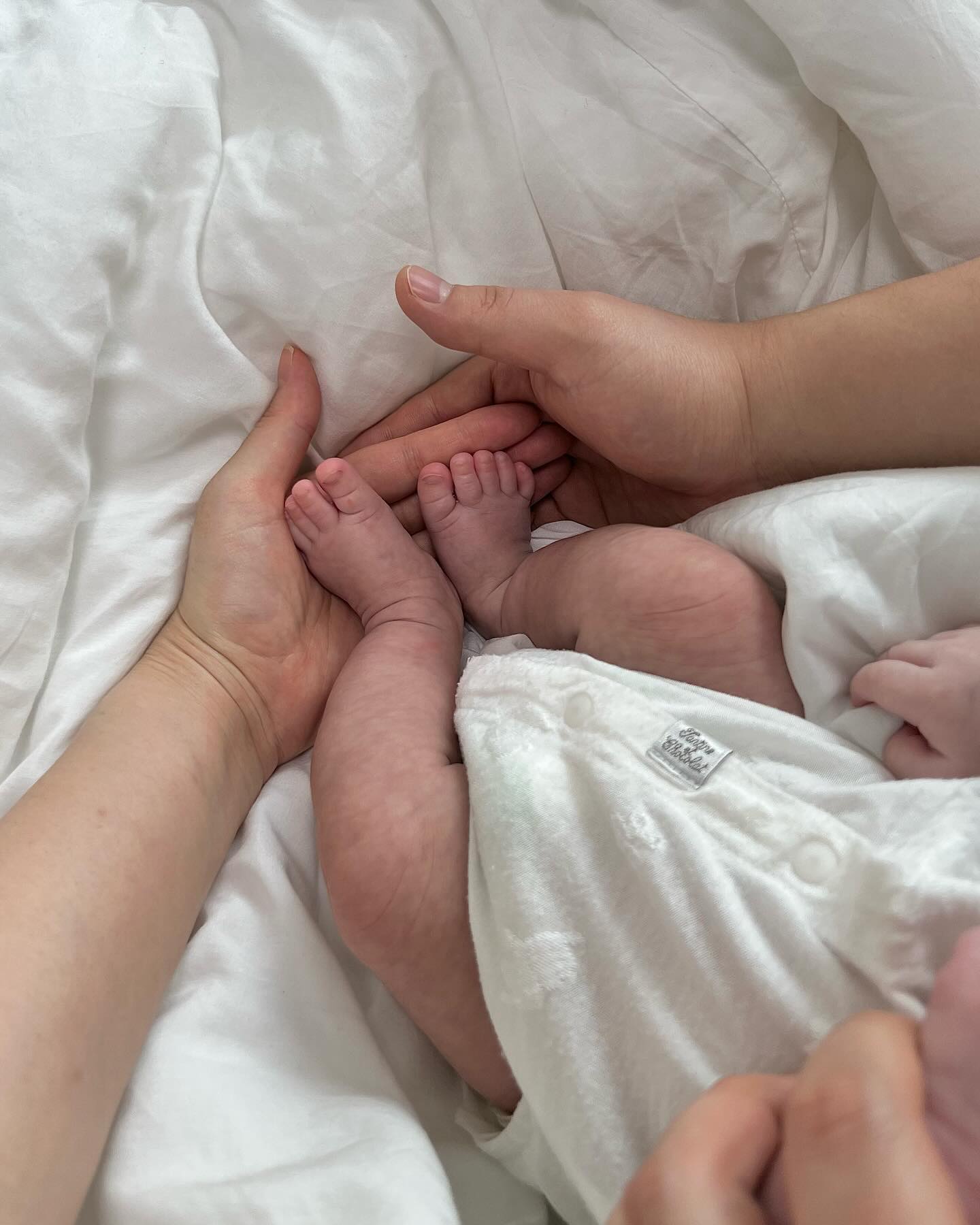지호 50일 셀프 촬영했던 사진👶🏻
열심히 레퍼 찾아 흰색 이불 위에서
오빠랑 나랑 땀뻘뻘 하며 찍은 사진인데
나중에 액자에 걸어둘 사진으로도 손색이 없다 ✨
#50일셀프촬영