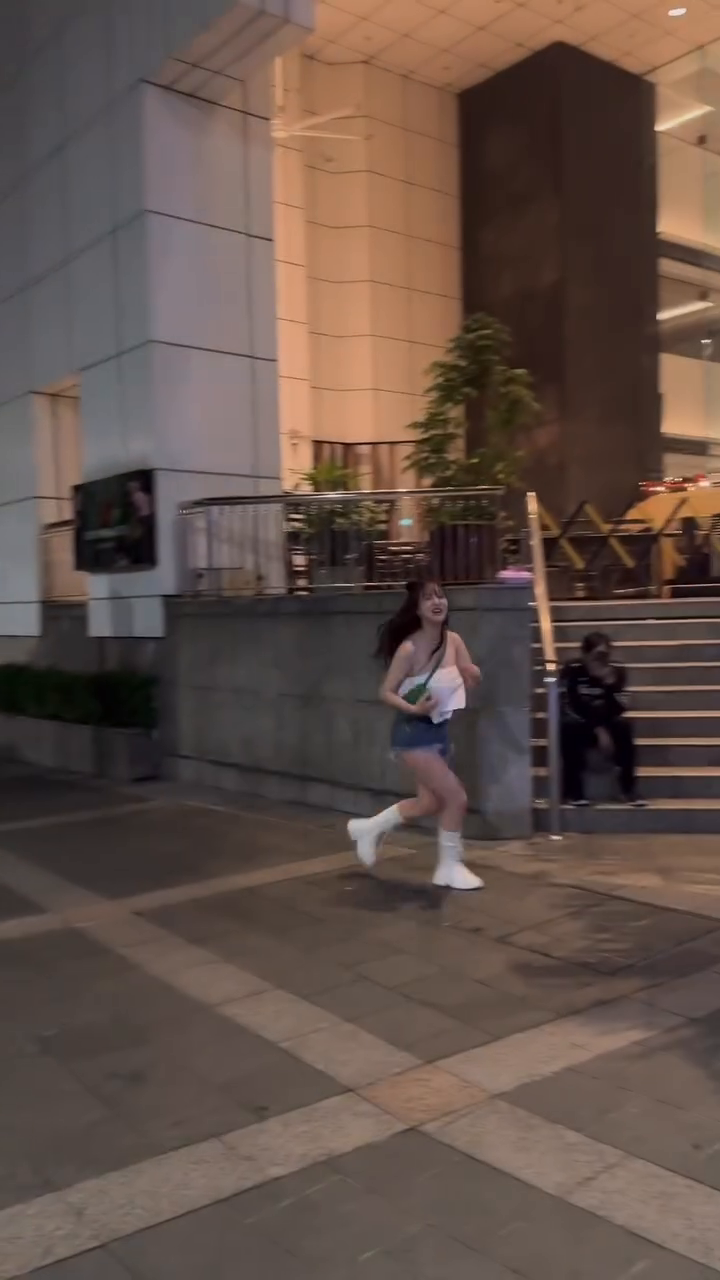 슬릭백인지 슬릿백인지 뭔지 자체 비지엠깔고 개망나니 슬릭백🫠
전보다는 더 잘하는거같은데 아니야?(맞다해줘 그냥)
#슬릭백 #릴스 #reels #개망나니춤 #이게뭐야 #자체비지엠