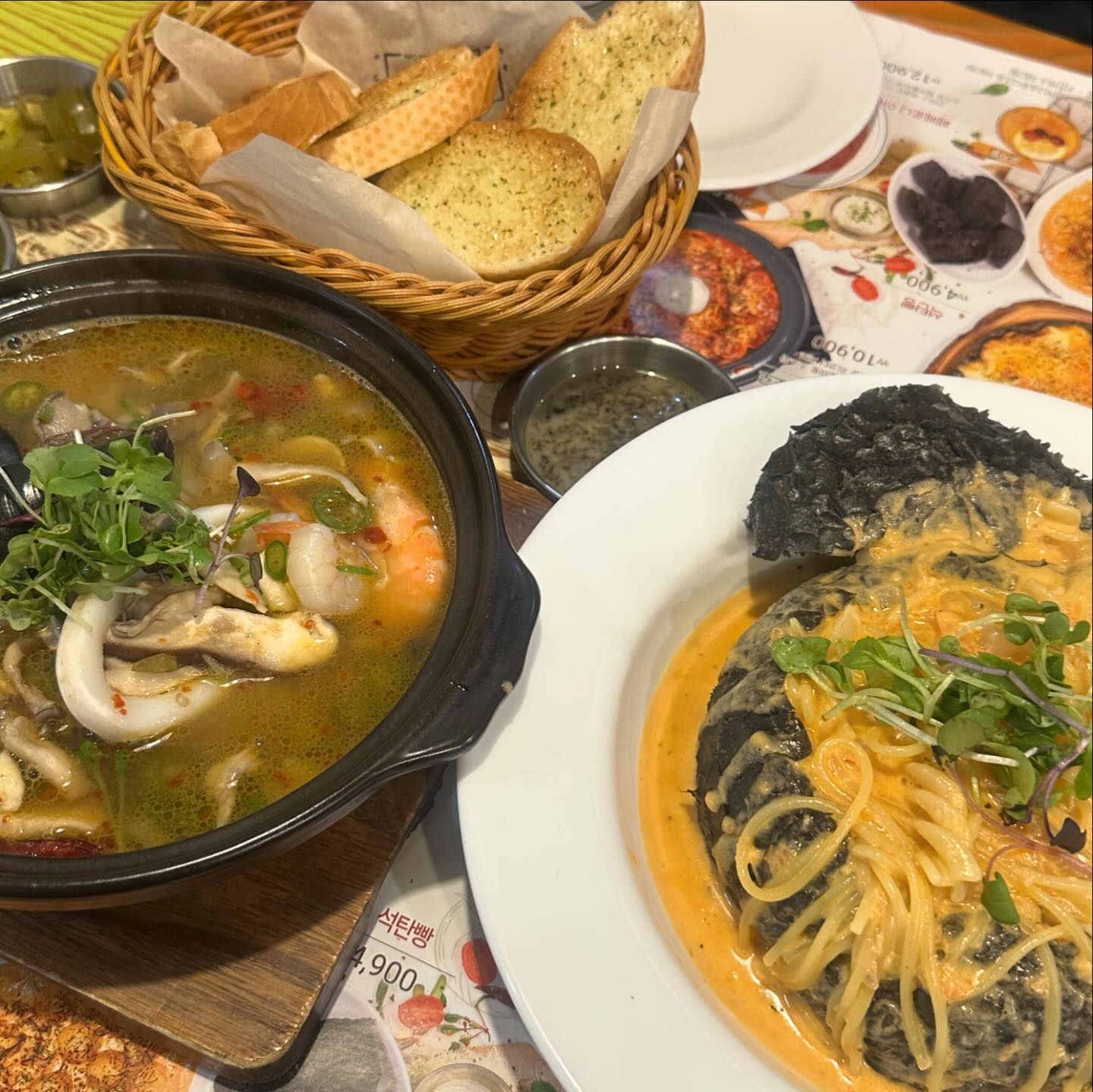 #협찬 📍구디 더제이케이키친박스

파스타가 진짜 맛있는 구로디지털단지 맛집❤️‍🔥

저희는 백마녀 라이스와 로제폭탄 빠네와 마늘빵을 먹었어요!
백마녀 라이스는 해물이 잔뜩 들어갔고, 오일 베이스에 칼칼한 국물까지 있어서 해장용으로 딱이었어요😆 앞으로 해장은 무조건 더제이케이키친박스다...
로제폭탄 빠네는 말그대로 로제폭탄! 빵에 로제소스 듬뿍 찍어먹으면 세상 행복하죠🥹
분위기도 아기자기 너무 귀엽고, 자리도 넓어서 회식이나 모임, 데이트할 때 강추입니다❤️

📍서울 구로구 디지털로 288 대륭포스트타워1차 105호
⏰11:20~20:50 (토 11:20~17:00, 일 정기휴무)
☎️0507-1308-3836

#협찬 #구로디지털단지역맛집 #구로디디털단지역양식 #구로디지털단지역파스타 #깔깔거리맛집 #깔깔거리양식 #깔깔거리파스타 #구로동맛집 #구로동양식 #구로동파스타 #더제이케이키친박스 #더제이케이키친박스구로디지털본점
#먹스타그램 #팔로우 #맛집그램 #맛스타그램 #맛집추천 #좋아요그램 #먹스타맞팔 #먹팔소통 #먹팔맞팔 #좋아요그램 #좋아요 #먹스타 #먹팔 #먹팔해요 #먹팔맞팔 #야니야미 #야니야미_구디