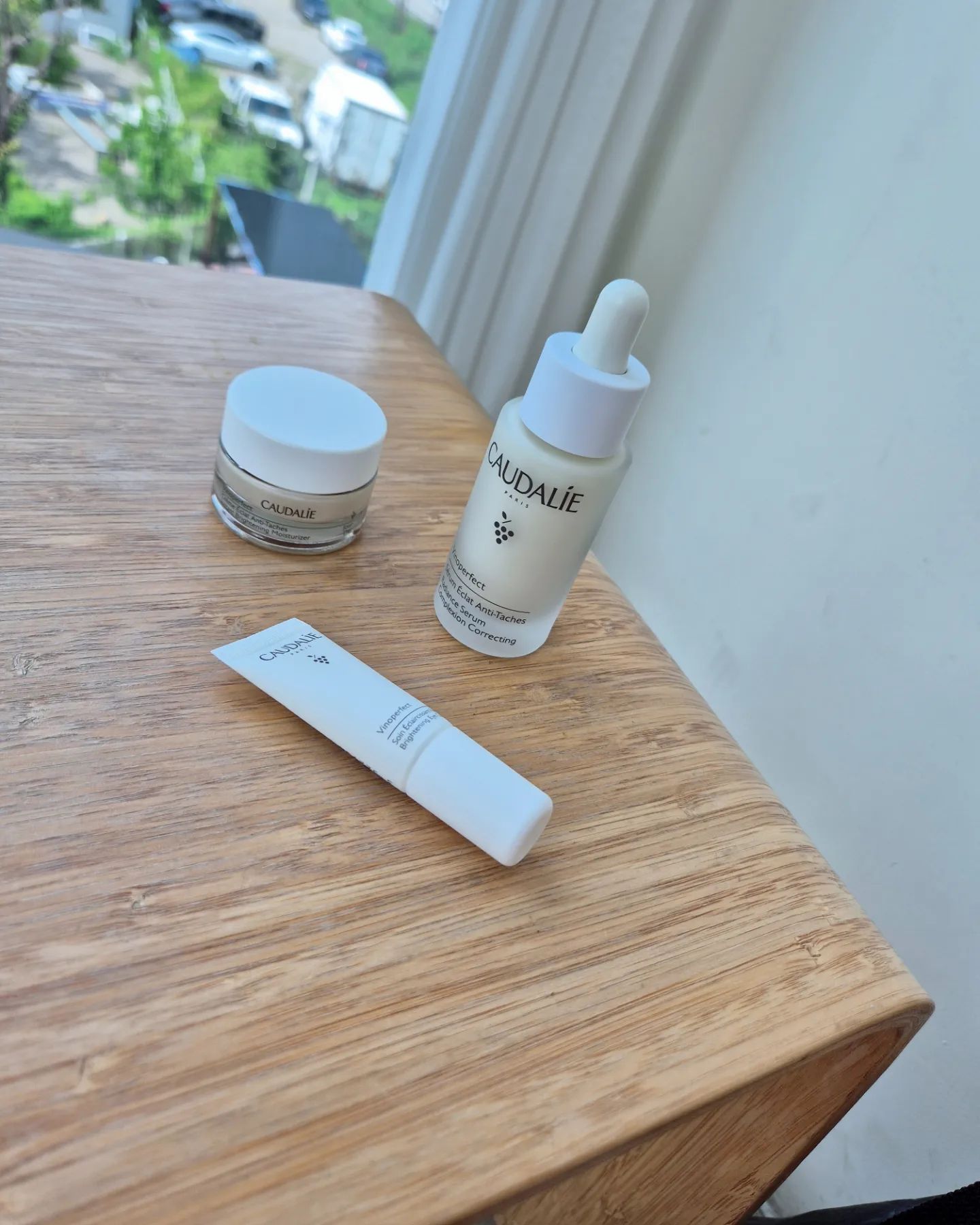 #협찬  caudaliekorea 

포도나무의 눈물로 빛나는 피부 자신감
꼬달리 비노퍼펙트 세럼🤍

제가 몇년동안 애정하며 사용하는 제품인데요,
16년 연속 프랑스 안티 다크스팟 1위에,
전세계 30초에 1병씩 판매되는 꼬달리 베스트 화이트닝 세럼 이에요🙂

늘 칙칙한 피부톤이 고민이었는데
파부톤을 맑게 해주면서 다크스팟도 완화되어 환해진 느낌이에요
요즘처럼 자외선이 강할때 사용해주니 더 좋고
성분도 순해서 민감한 피부에도 순하네요

비노퍼펙트 세럼 세트 구성은
비노퍼펙트 래디언스 세럼 컴플렉션 코렉팅 30ml (정품)
비노퍼펙트 래디언스 세럼 컴플렉션 코렉팅 10ml (증정품)
비노퍼펙트 컨센트레이티드 브라이트닝 글리콜릭 에센스 50ml (증정품)
알찬 구성이라 선물하기도 좋아요🫶🏻

#꼬달리 #꼬달리세럼 #미백세럼 #화이트닝세럼 #에센스추천 #잡티제거 #잡티세럼 #기미화장품 #세럼추천 #미백화장품 #미백세럼 #화이트닝 #기미세럼 #다크스팟 #미백크림 #화이트닝크림