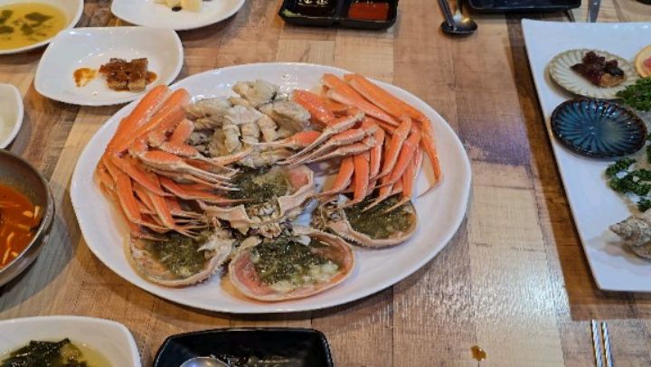 .
오붓하게 다녀온 저녁 모임
셋이서 밥먹는건 종종 있는 일이지만
이렇게 다들 맛있게 드실 줄은 몰랐네?
올해 초에 다녀왔는데 너무 좋아서
엄마모시고 다녀왔는데 역시 좋았어
세트 구성도 좋고 스끼가 푸짐하게 나오는건 물론
전체적인 음식들이 다 맛있는거있지?
ㅠㅠ 다음 겨울에도 대게생각나면 여기로 가야지
.
#대게야새우야 #대구대게 #대구맛집 #달서구대게 #광장코아대게 #감삼동대게 #대구독도새우 #달서구독도새우 #감삼동독도새우 #광장코아독도새우
