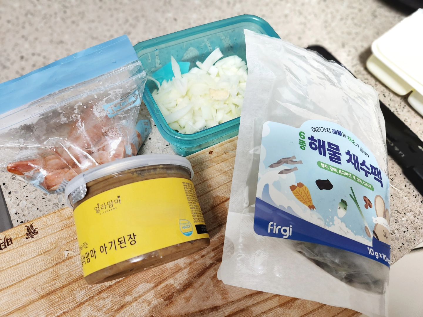#유아식

도진이아픈동안
#rs바이러스 
제일 잘 먹었던 음식
(rs바이러스는 목이붓는게 심하고 기침도심하다
잘먹지못한다.)
1.콩나물국
2.애호박두부된장국

1주동안 콩나물국 된장국을 엄청먹어서
내가먹은것도아닌데
쳐다도보기싫엇닼ㅋㅋㅋㅋㅋㅋ

도진이 유아식엔 간장이나 소금 설탕 등의 간보다는
채소나과일에서나오는 맛으로 간을해주는데
얼라맘마꺼는 써보게된다.

김을잘먹길래 
주문진에서 사온 곱창김을 구워서
참기름따로발라줄까생각중 

잘묵네 아들

신장을위해 간은 적당히 하자

#애호박새우된장국
1.채수티백에 물600ml넣고 끓이기
2.물이 끓으면 양파, 간마늘0.5t 넣고 
3.된장풀어주기
4.새우 아기입자감으로 자른뒤 넣어주기
5.애호박도넣어주기
6.마지막에 계란 풀어서넣어주기
