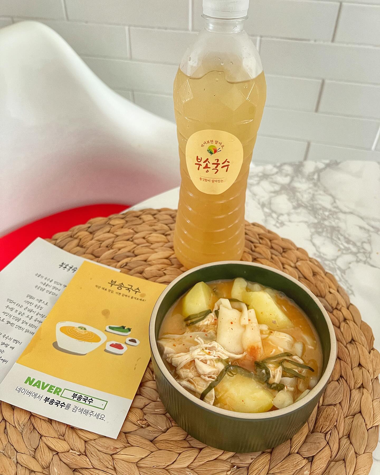 #협찬 #부송국수 #부송국수육수 #멸치육수 #만능육수 #밴댕이육수 #육수판매#홈쿡 #요리스타그램 #스텔라테이블 #집밥 #닭한마리 #김치닭칼국수 

밴뎅이 파뿌리 무 양파 를3시간이상 푹 고아서 만든 육수라서 
밴뎅이를 사용해서 그런가 깊은 육수맛이나요 
 
육수를 이용해서 닭한마리를 만들어 보았어요 
집에서도 밖에서 먹는것보다 더 맛있게  근사한 한끼 를 해결했네요

육수의 깊고 진한맛이라 간 을 따로하지 않아도 
너무 맛있습니다 
집밥의 고수님들 번거롭게 육수 만들지 마시구요 
구매해보세요 추천합니다 ☺︎ 

busonggugsu