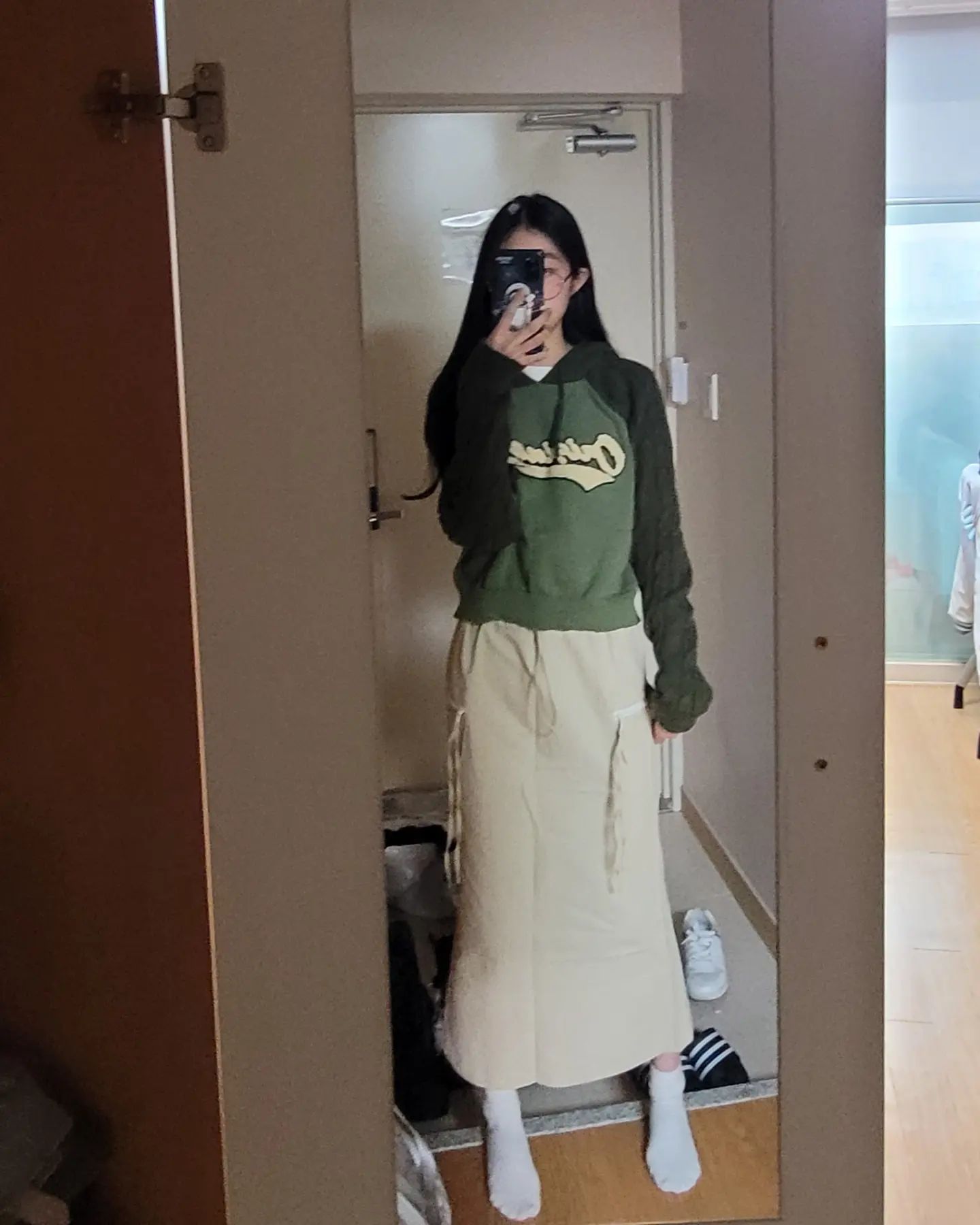 삼각대를 안 들고 왔는지... 결국 재구매 했어요😭 허접한 거울샷으로 올릴게요.....

상하의 shopcider 

#샵사이다 #shopcider #y2k #카고스커트 #봄코디 #개강코디 #대학생코디